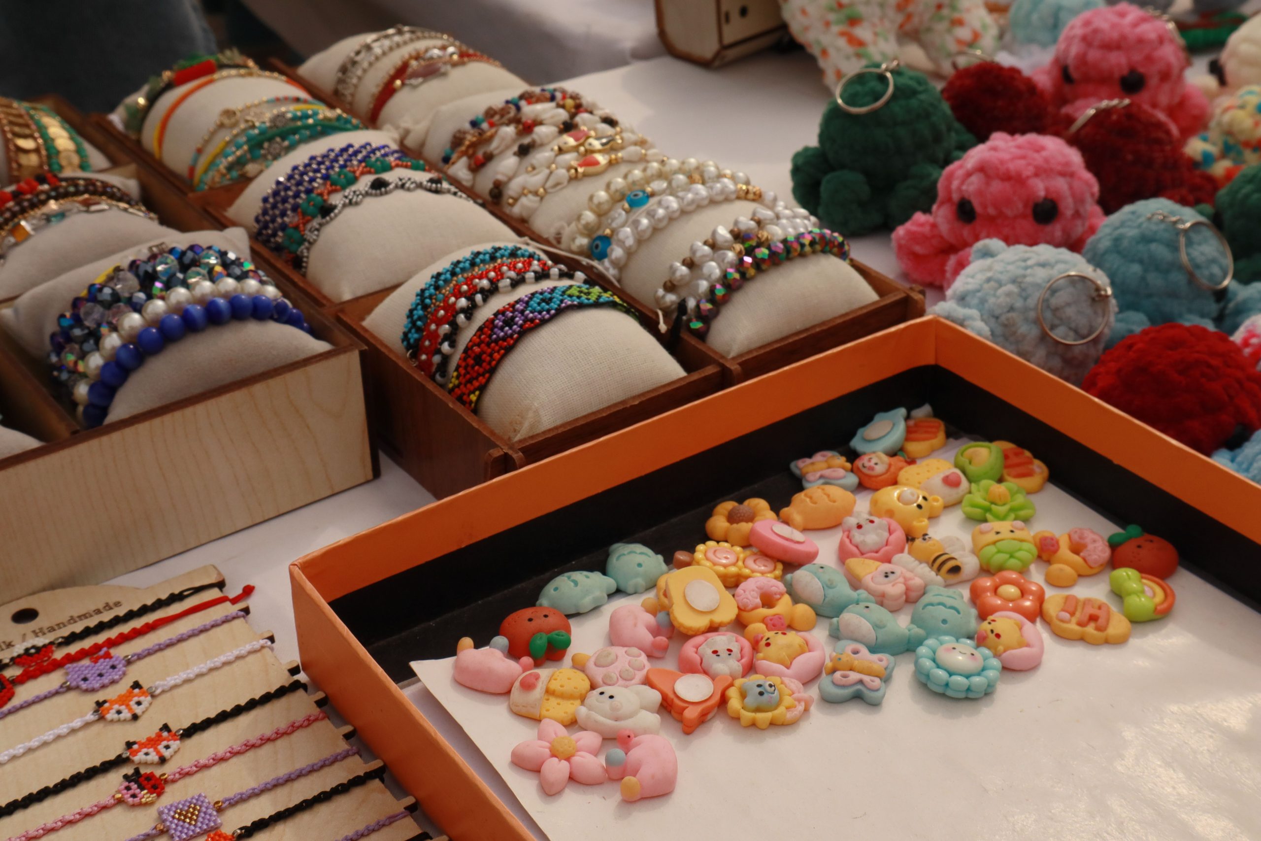 Bijoux artisanaux perles et bracelets au marché