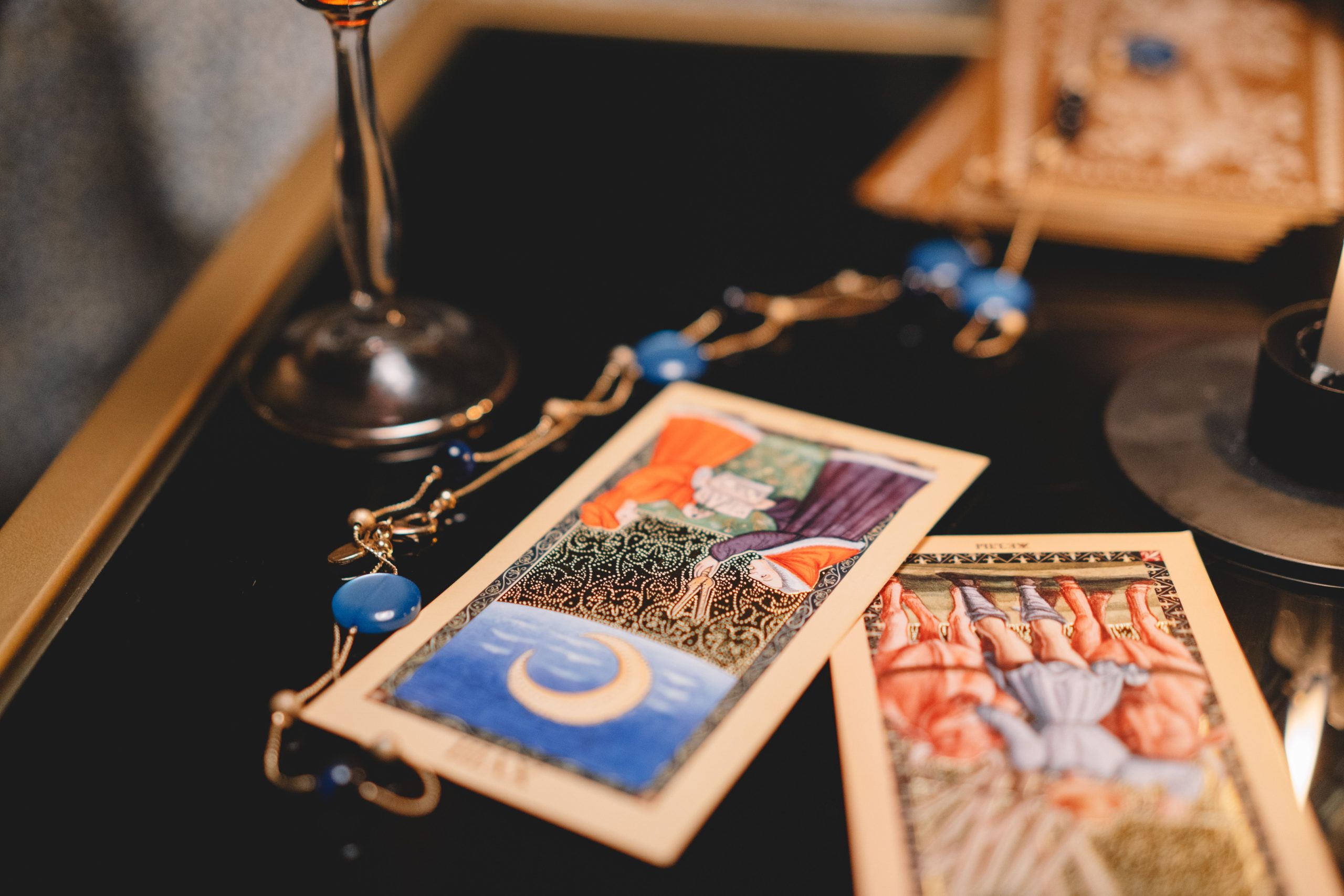 Cartes tarot table verre ambiance mystique