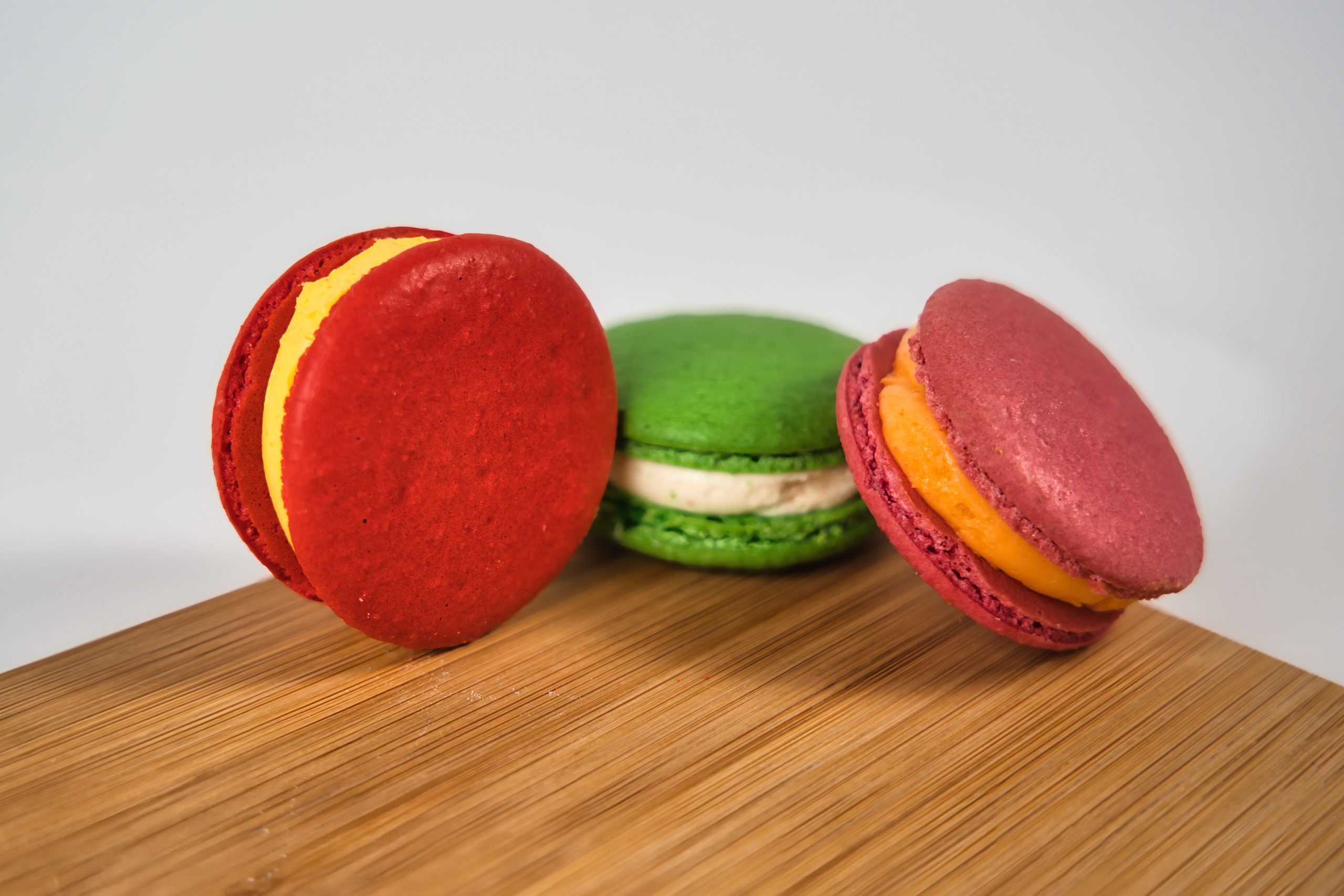 Macarons rouges, verts et roses sur plateau