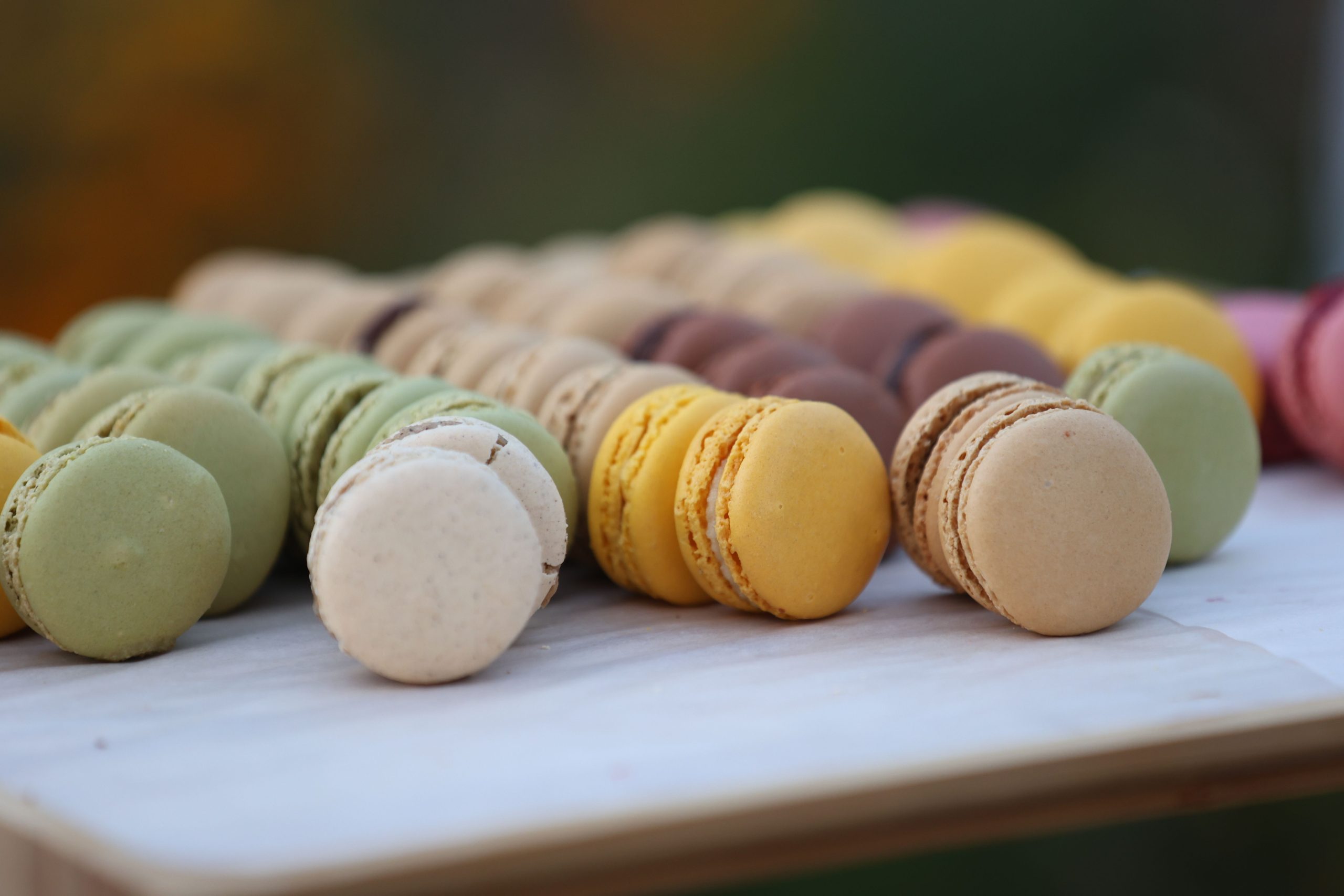 Macarons français vibrants sur surface blanche