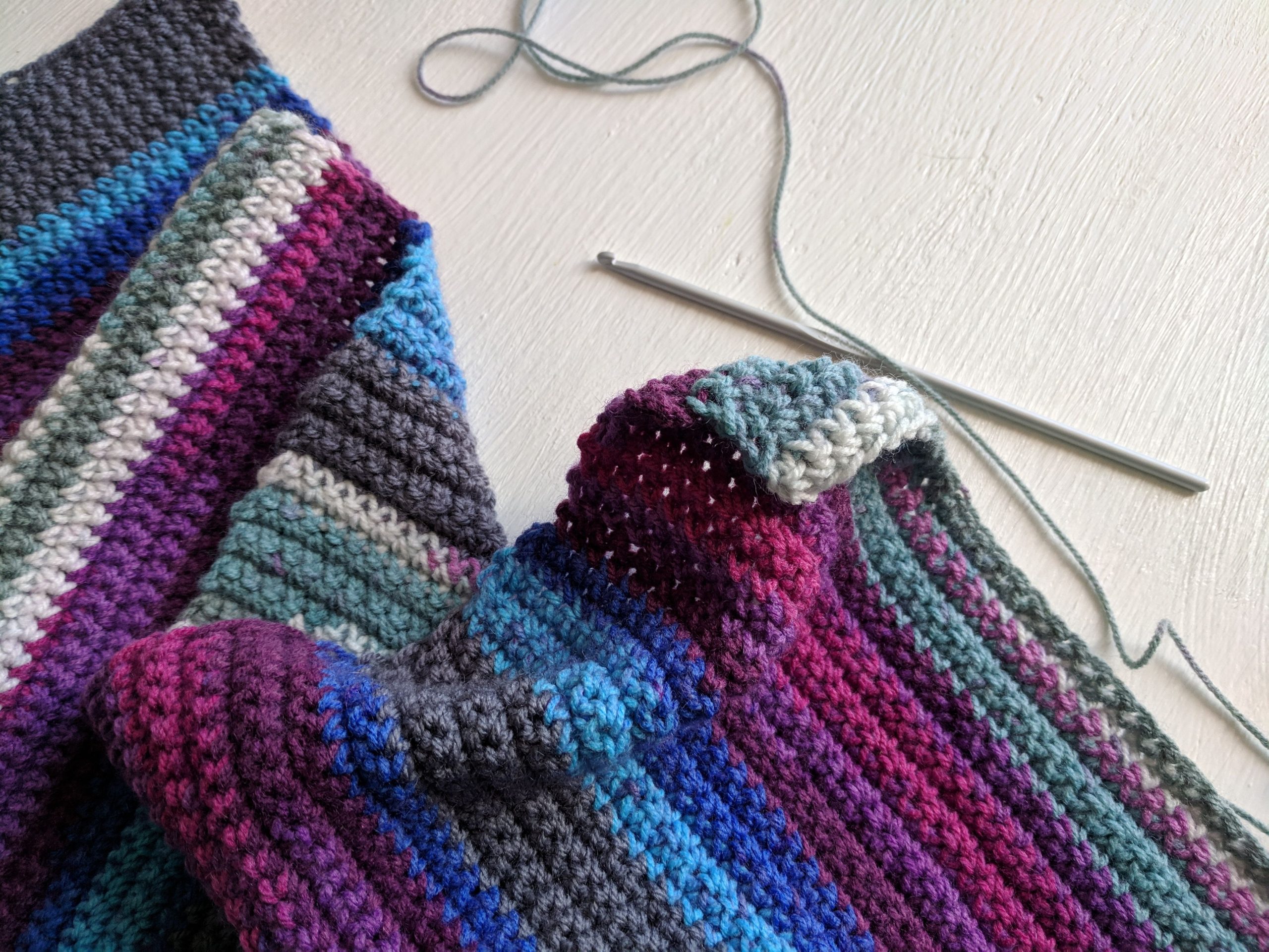 Écharpe crochet colorée et aiguille tricot