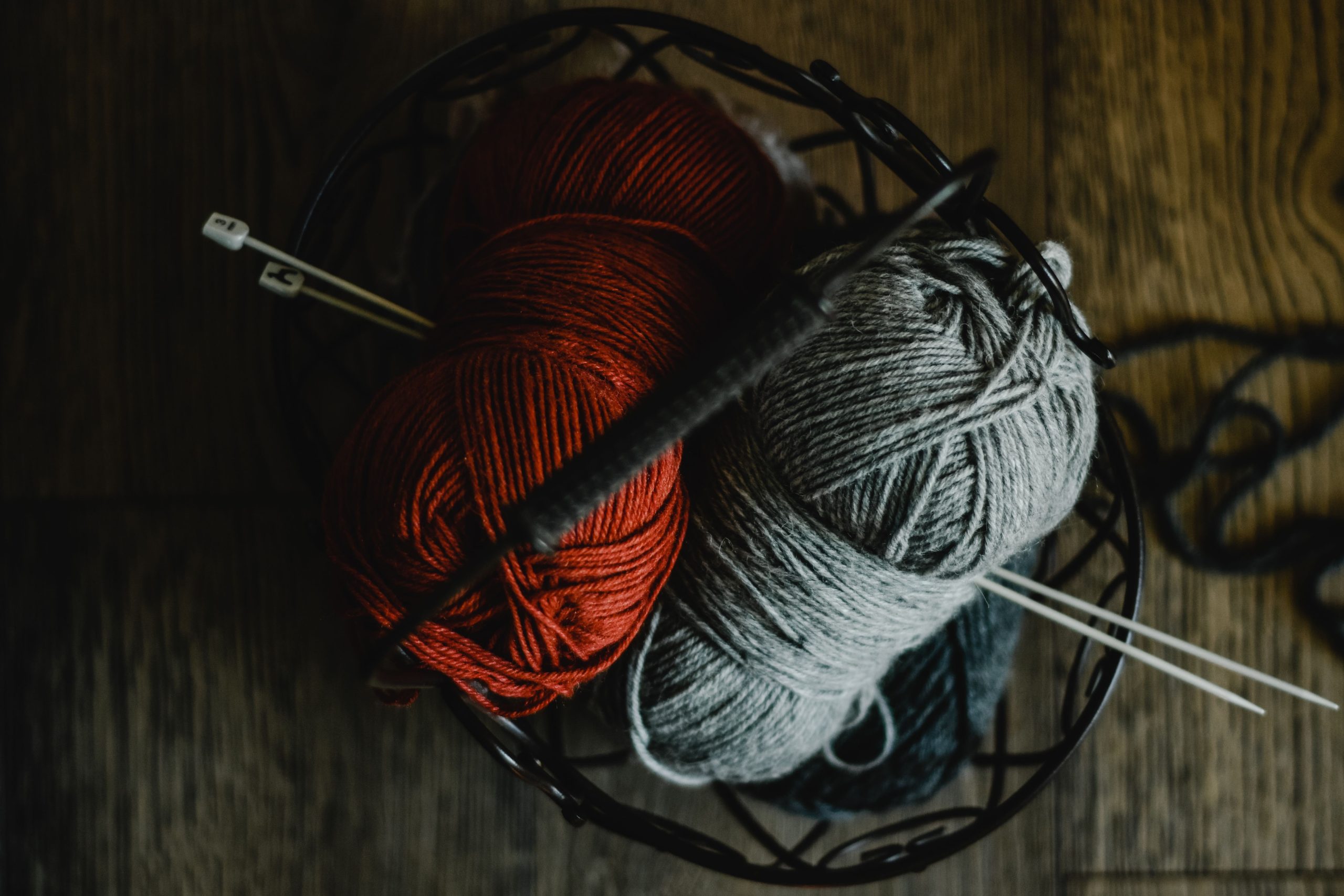 Panier de pelotes de laine rouge et grise