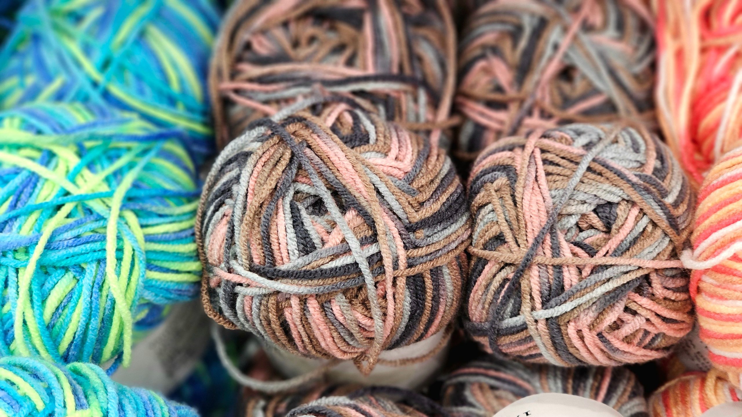Pelotes de laine colorées pour projets crochet