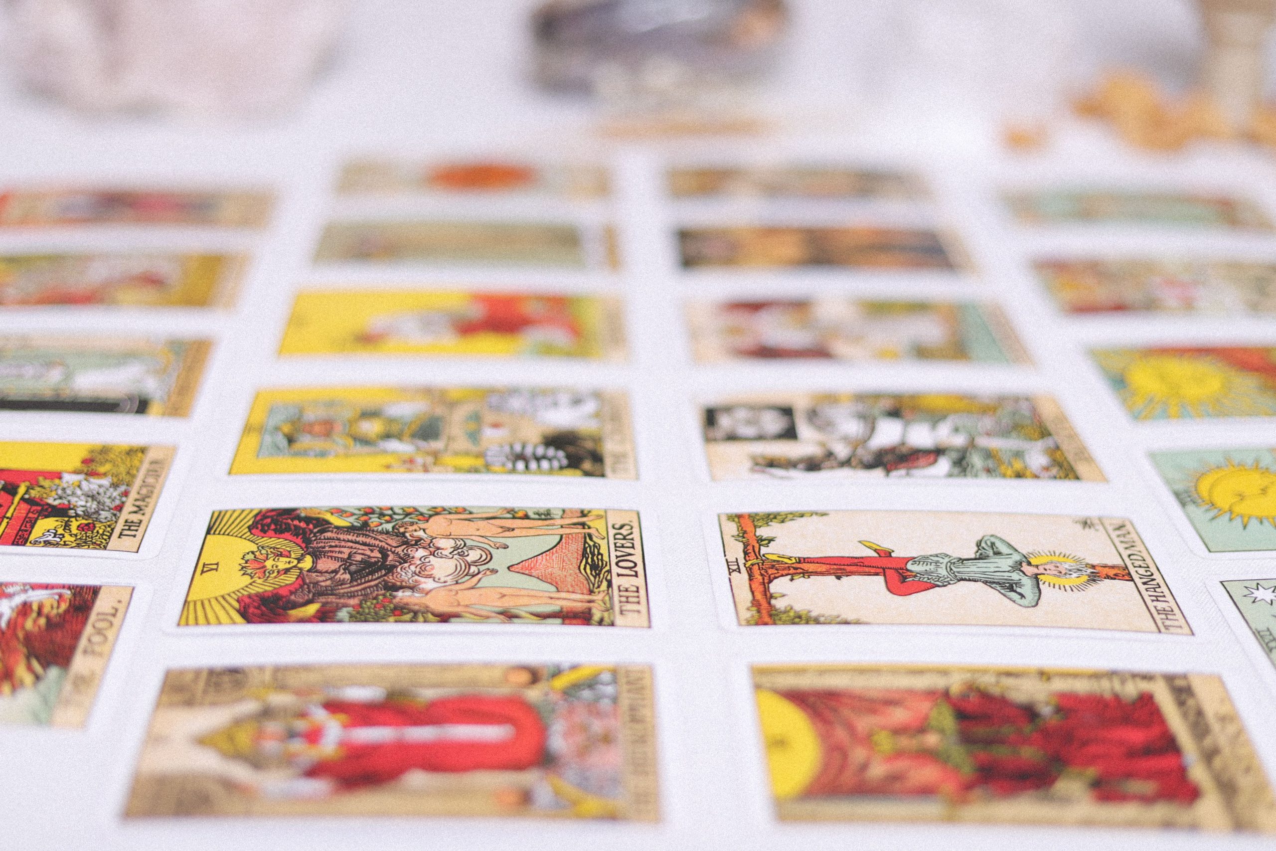 Spread de tarot coloré pour lecture divinatoire