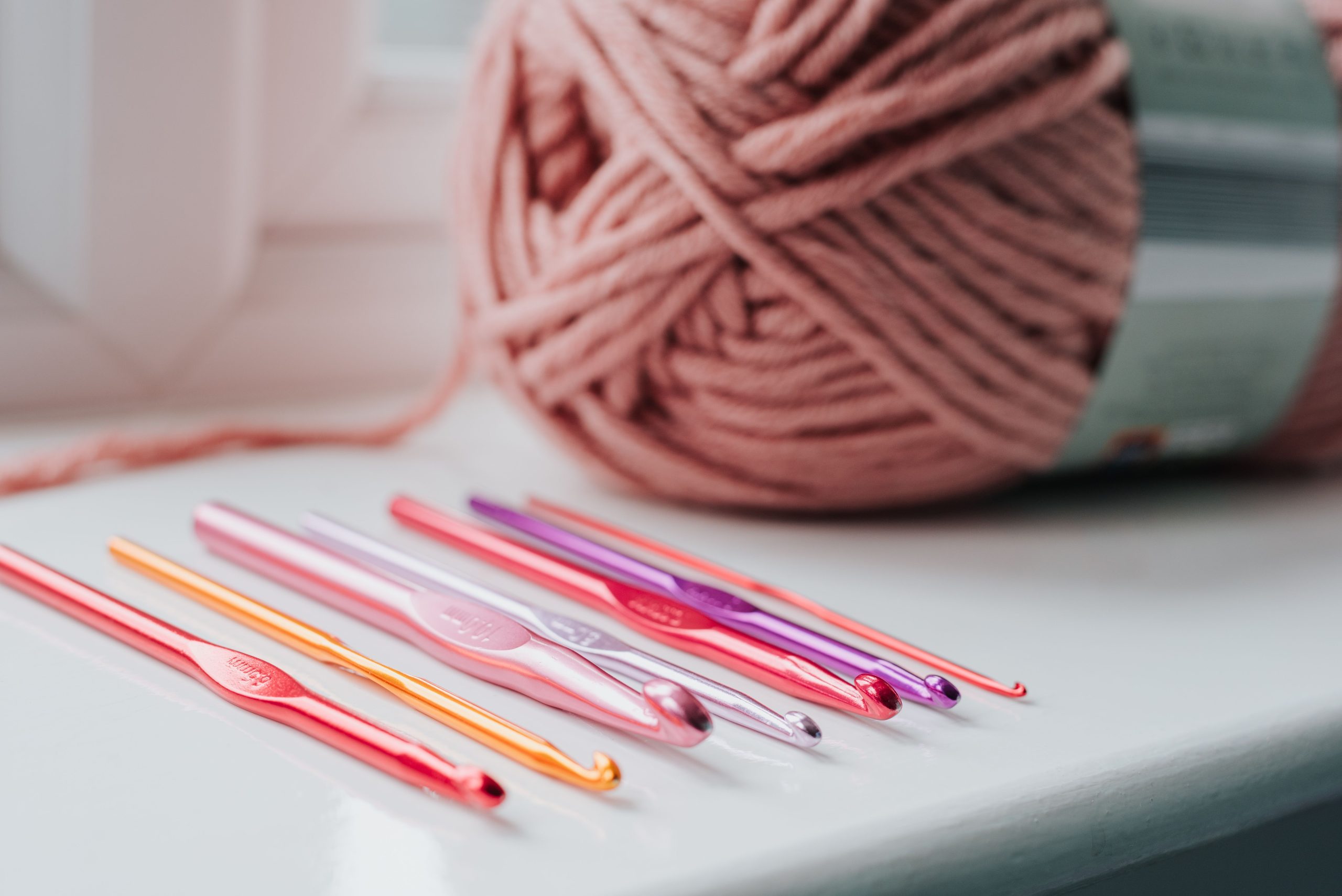 Rangée d'aiguilles crochet multicolores et fil