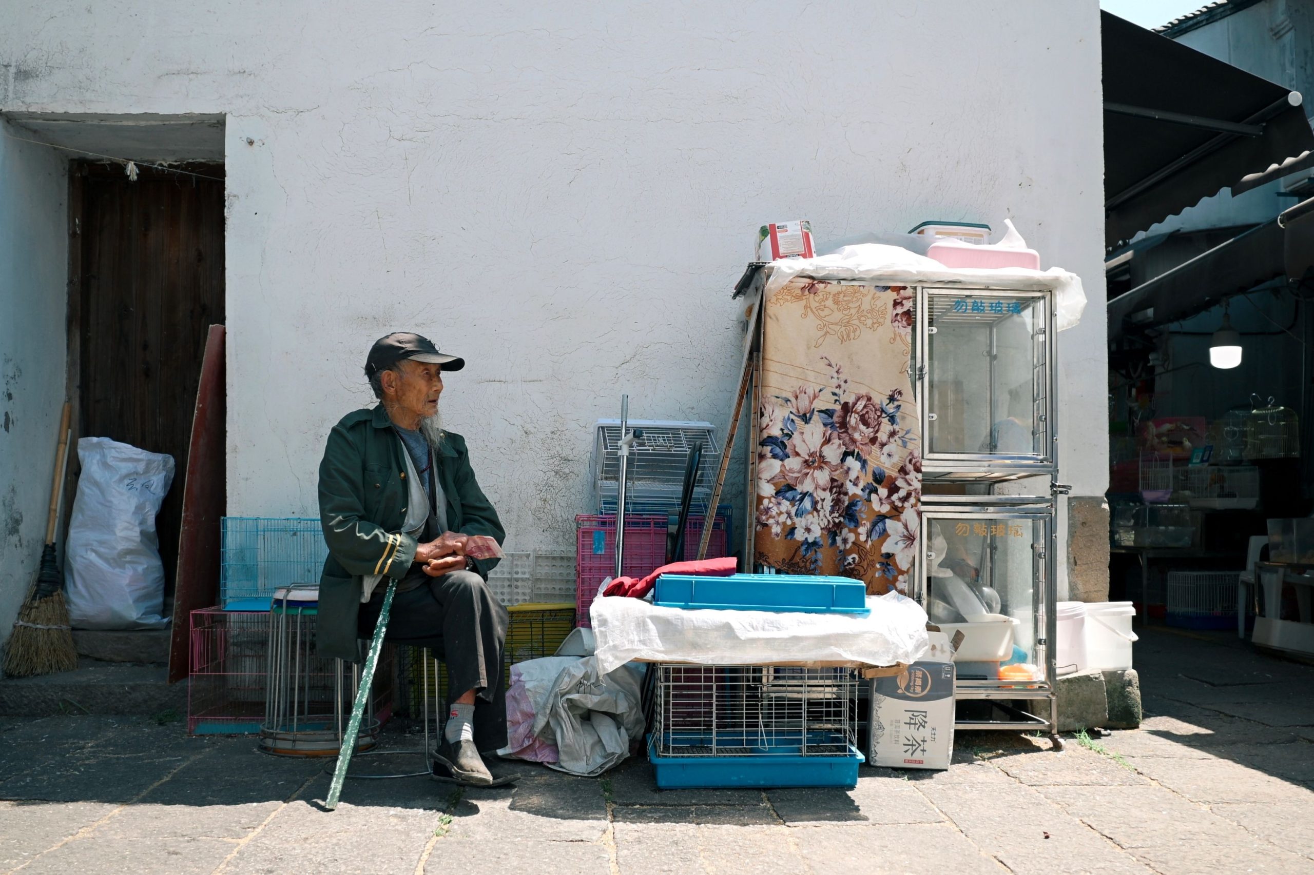 Homme avec cages animaux et accessoires animalerie