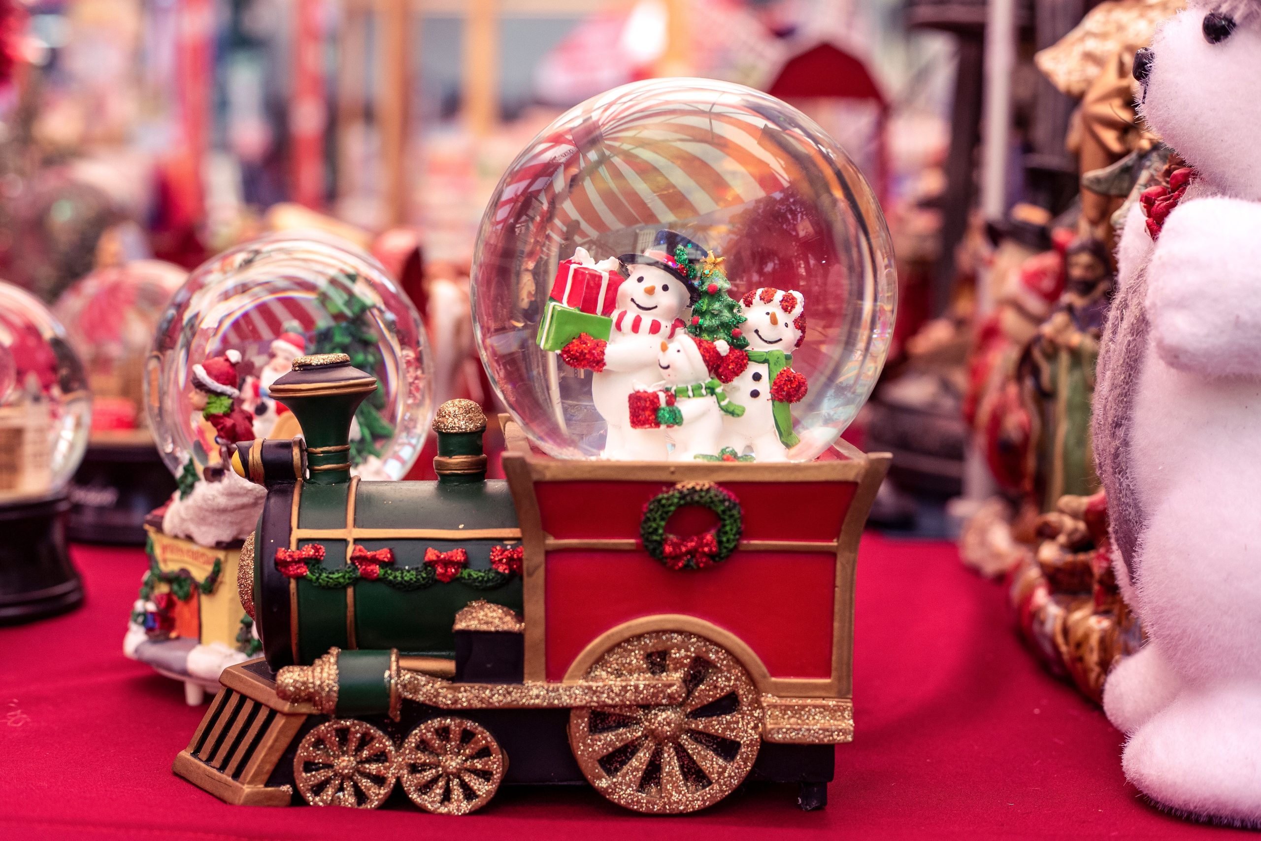 Boule de neige bonhomme neige train festif