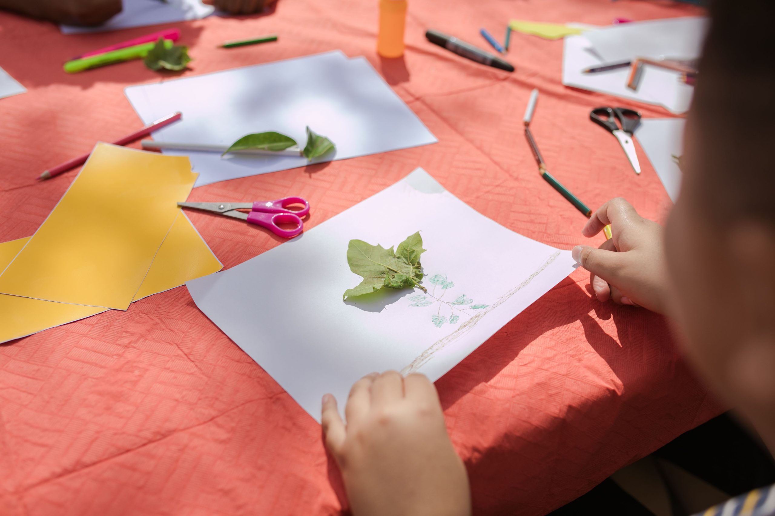 Mains créant bricolage feuilles papier coloré