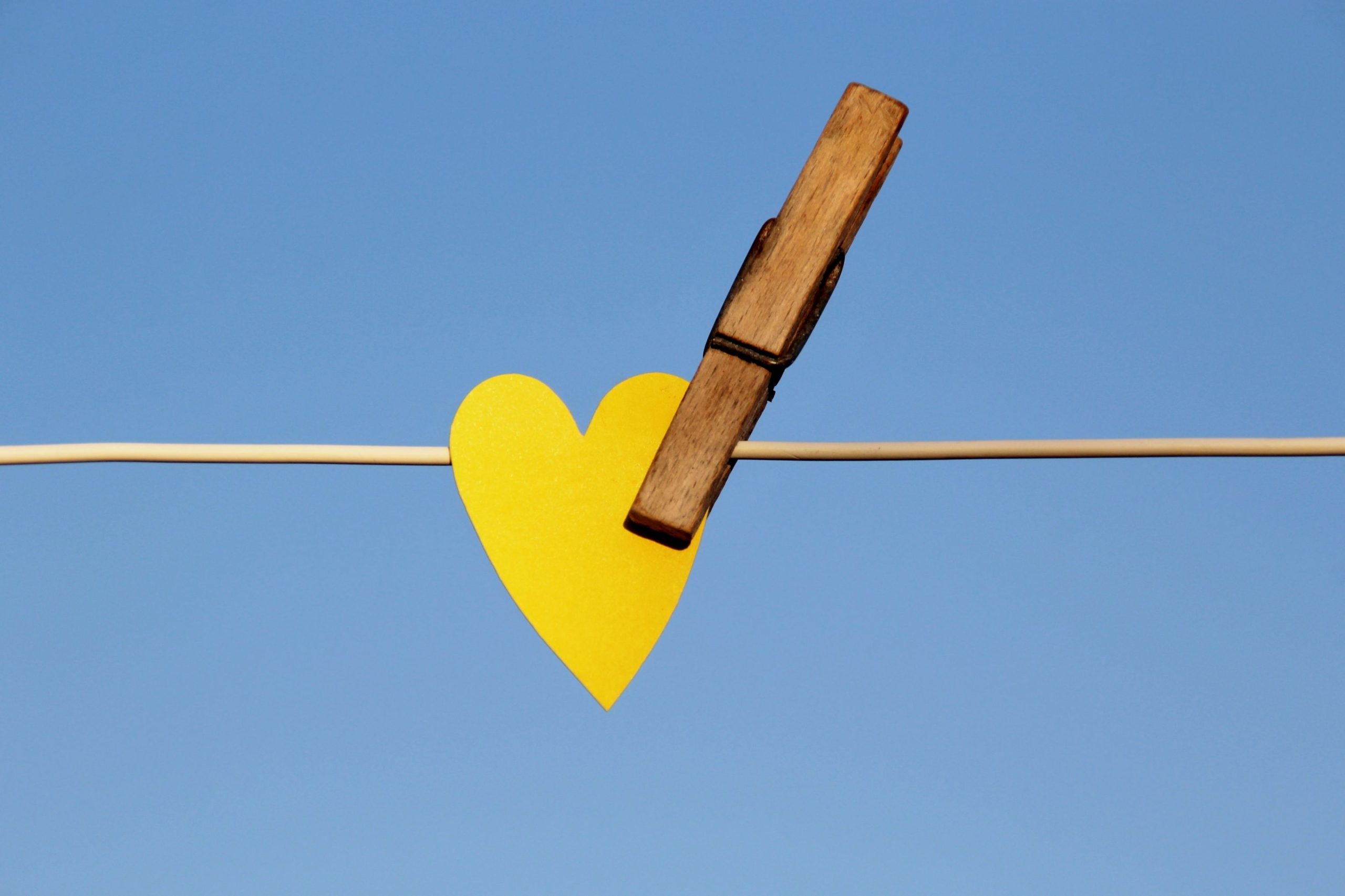 Papier coeur jaune sur fil avec pince bois