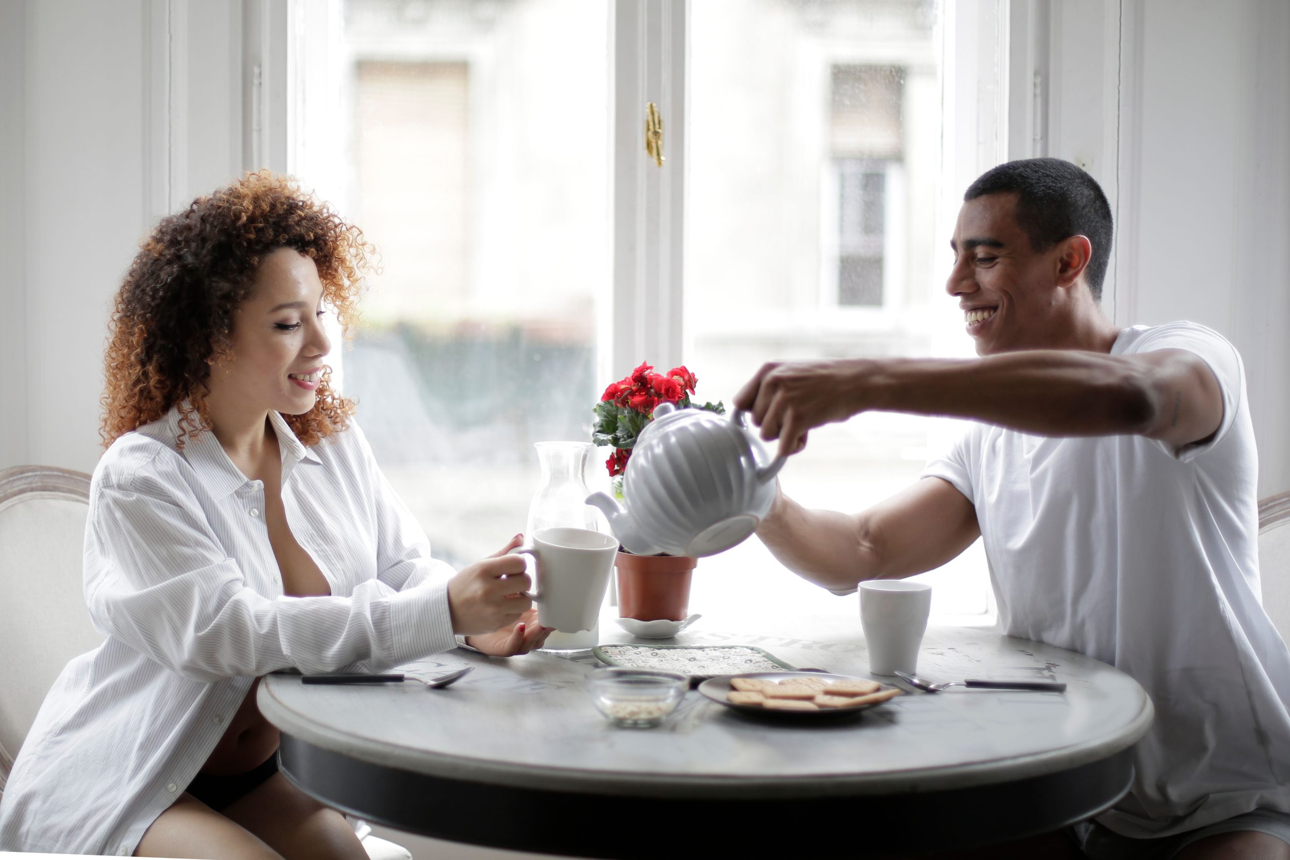Couple savourant café cosy le matin