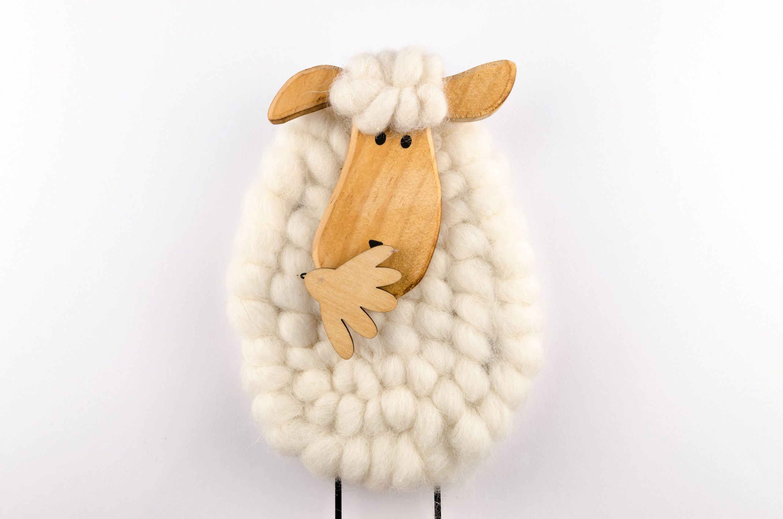 Décoration mouton kawaii en laine et bois