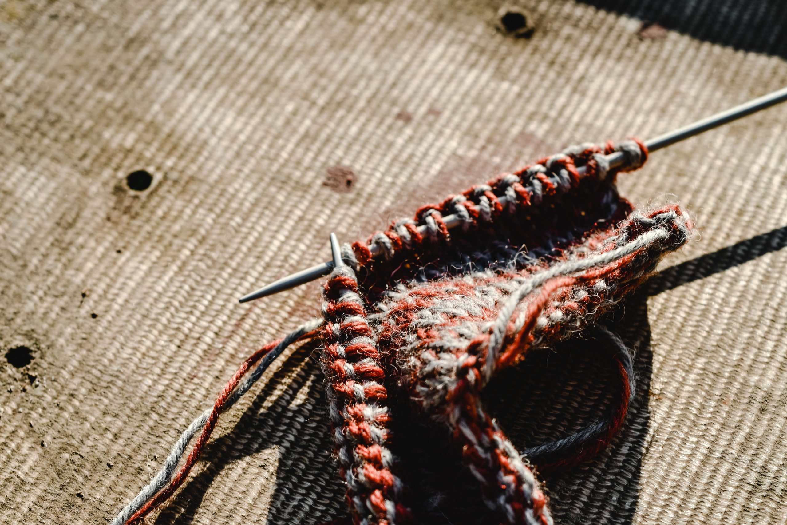 Travail de tricot avec aiguilles et fils colorés