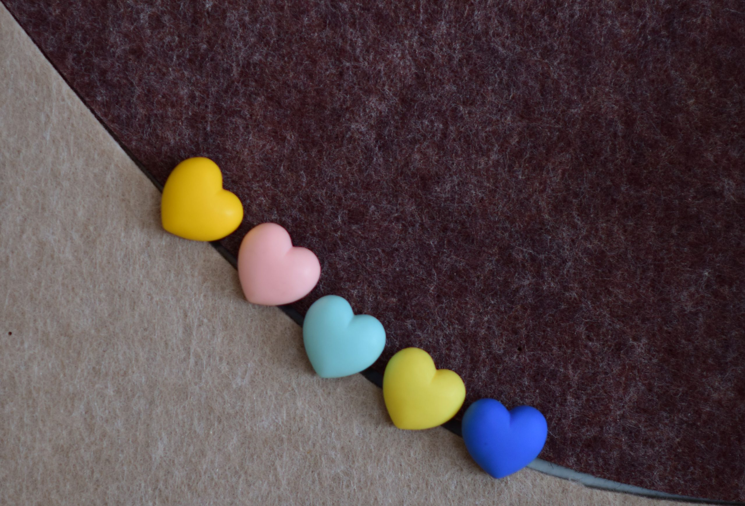 Épingles coeur vibrantes arrangées sur papier