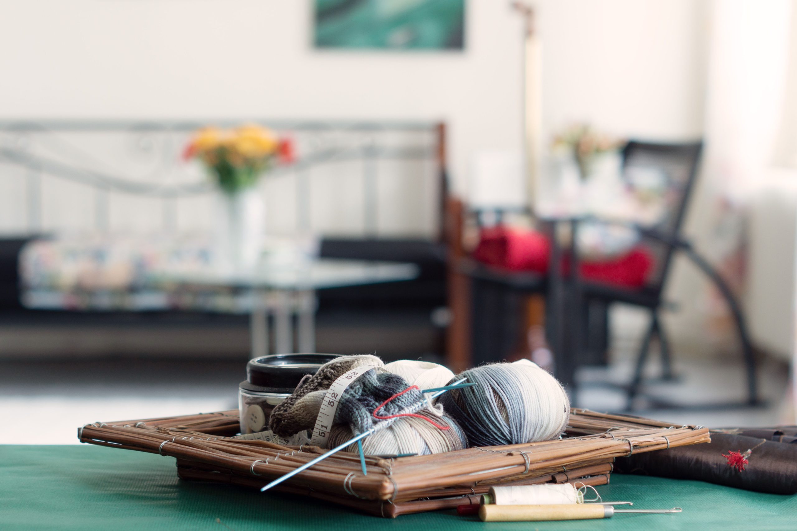 Essentiels tricot sur table créant ambiance cosy
