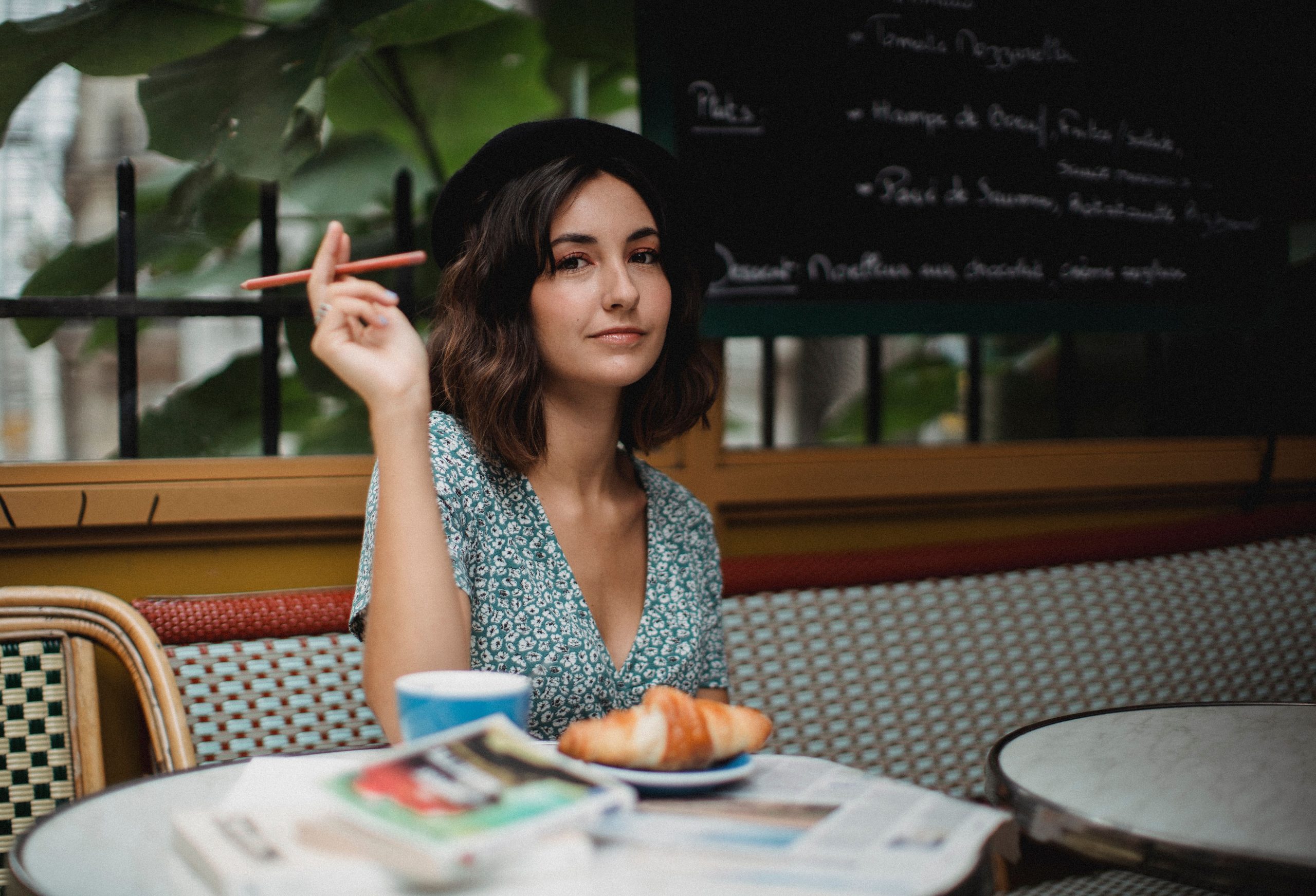 Femme élégante déguste café croissant terrasse