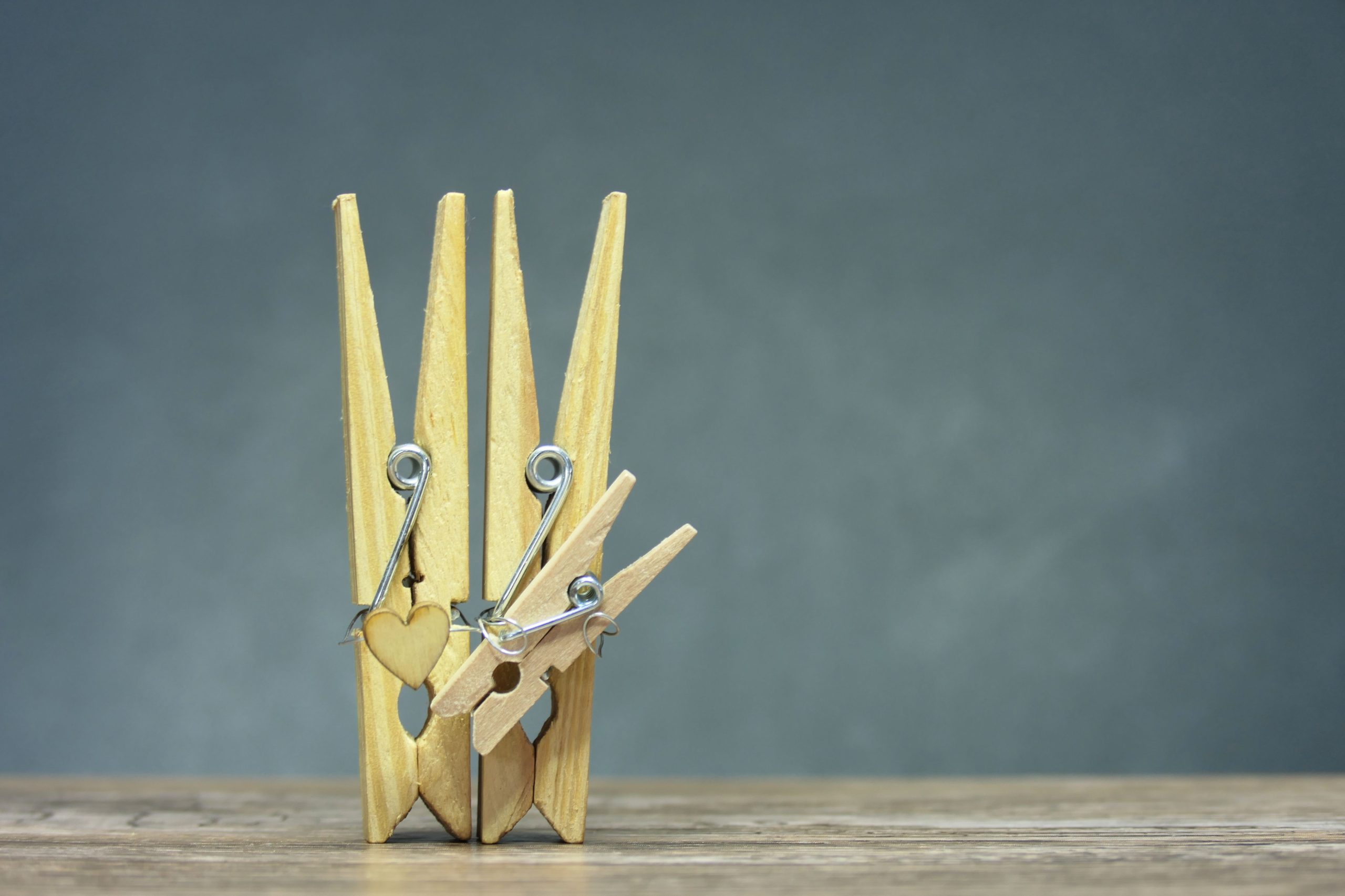 Pinces bois avec charm coeur sur surface bois