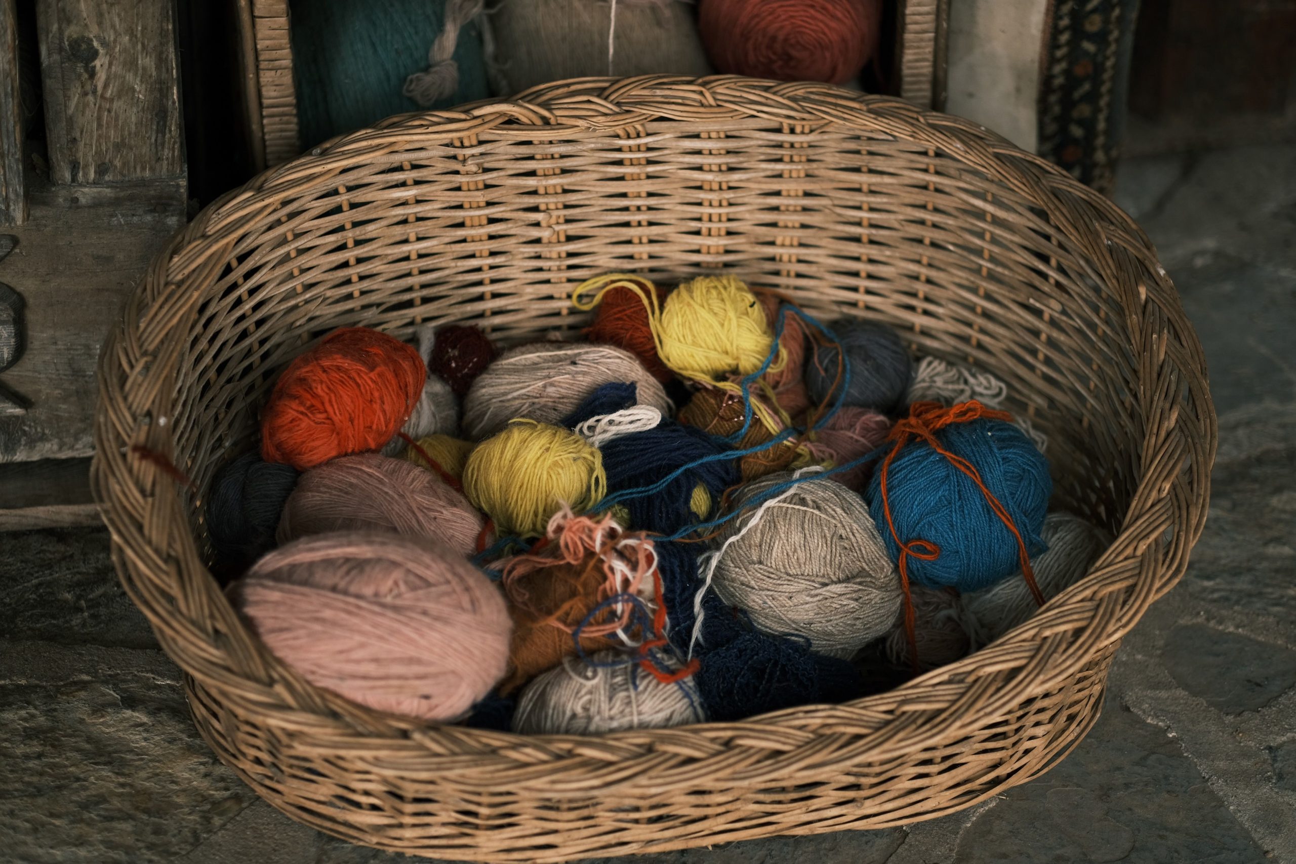 Panier de laine colorée pour crochet artisanal