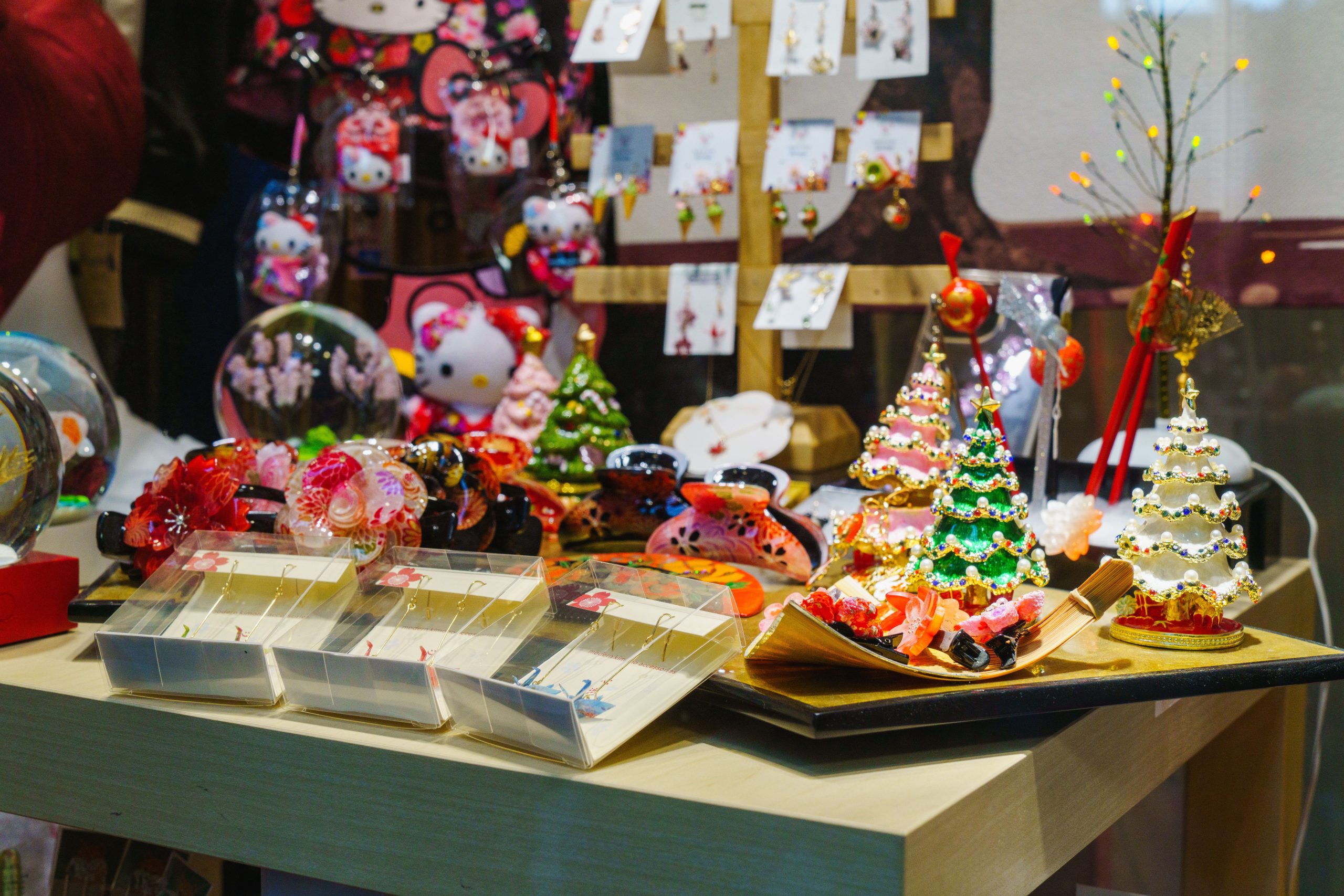 Ornements Noël colorés vitrine festive