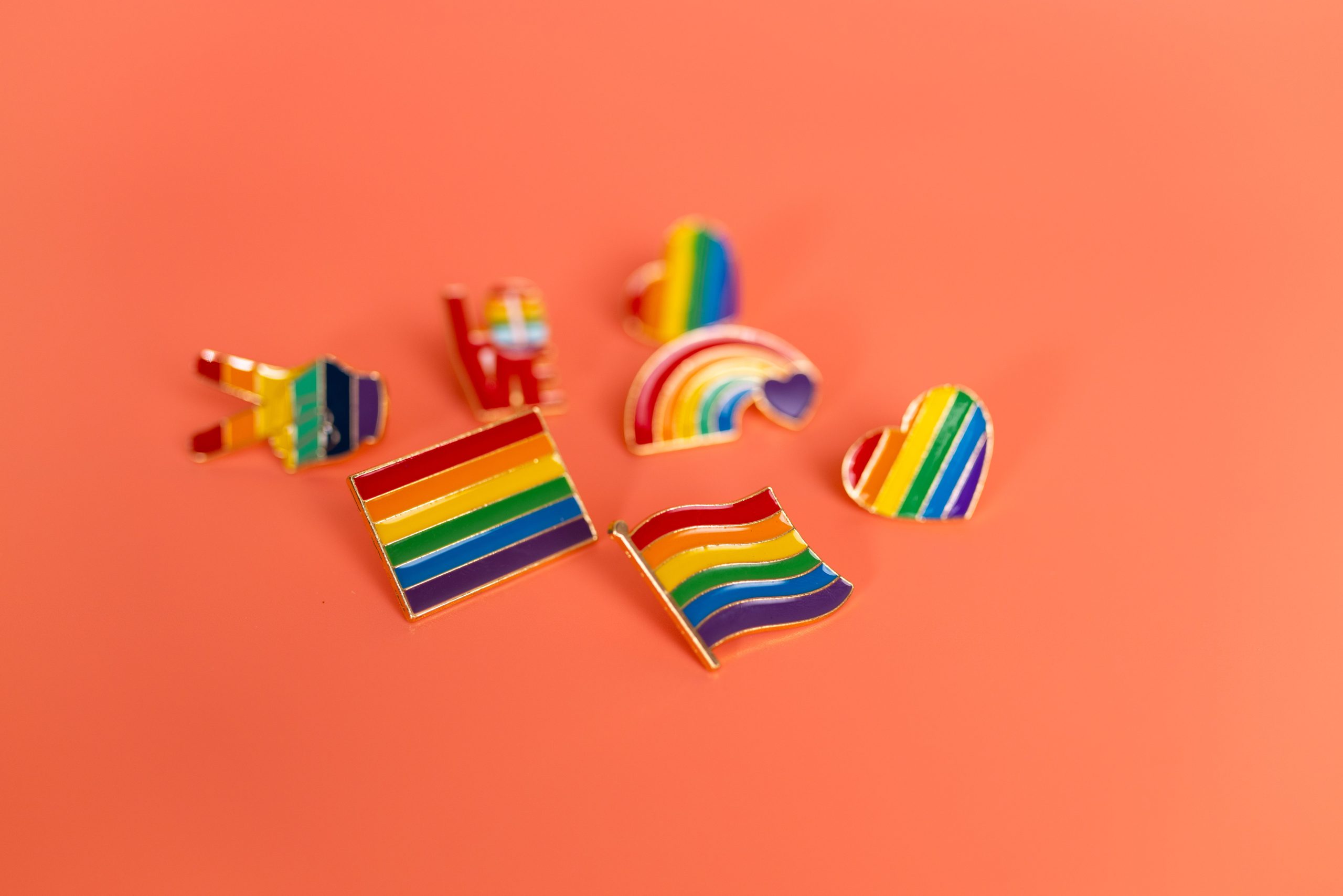 Collection pins fierté LGBT drapeaux arc-en-ciel.