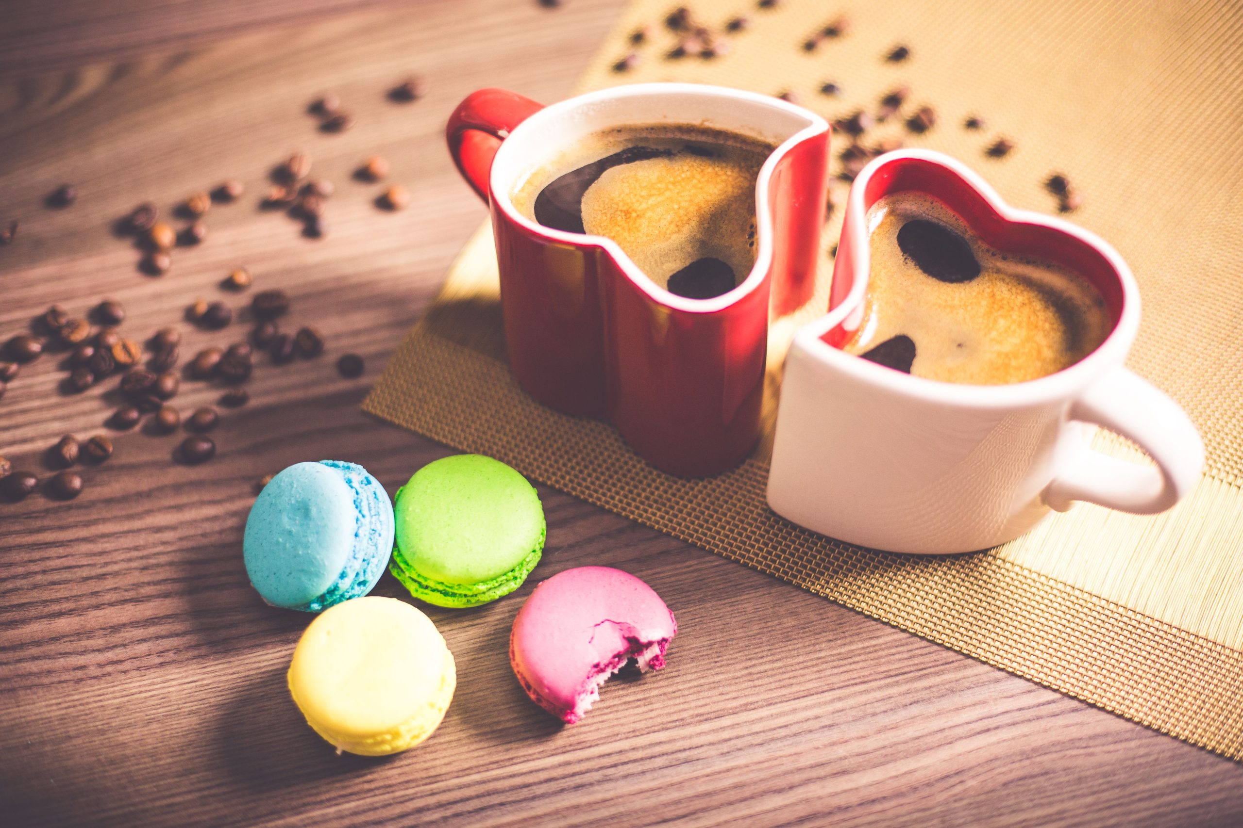 Tasses cœur et macarons sur table bois