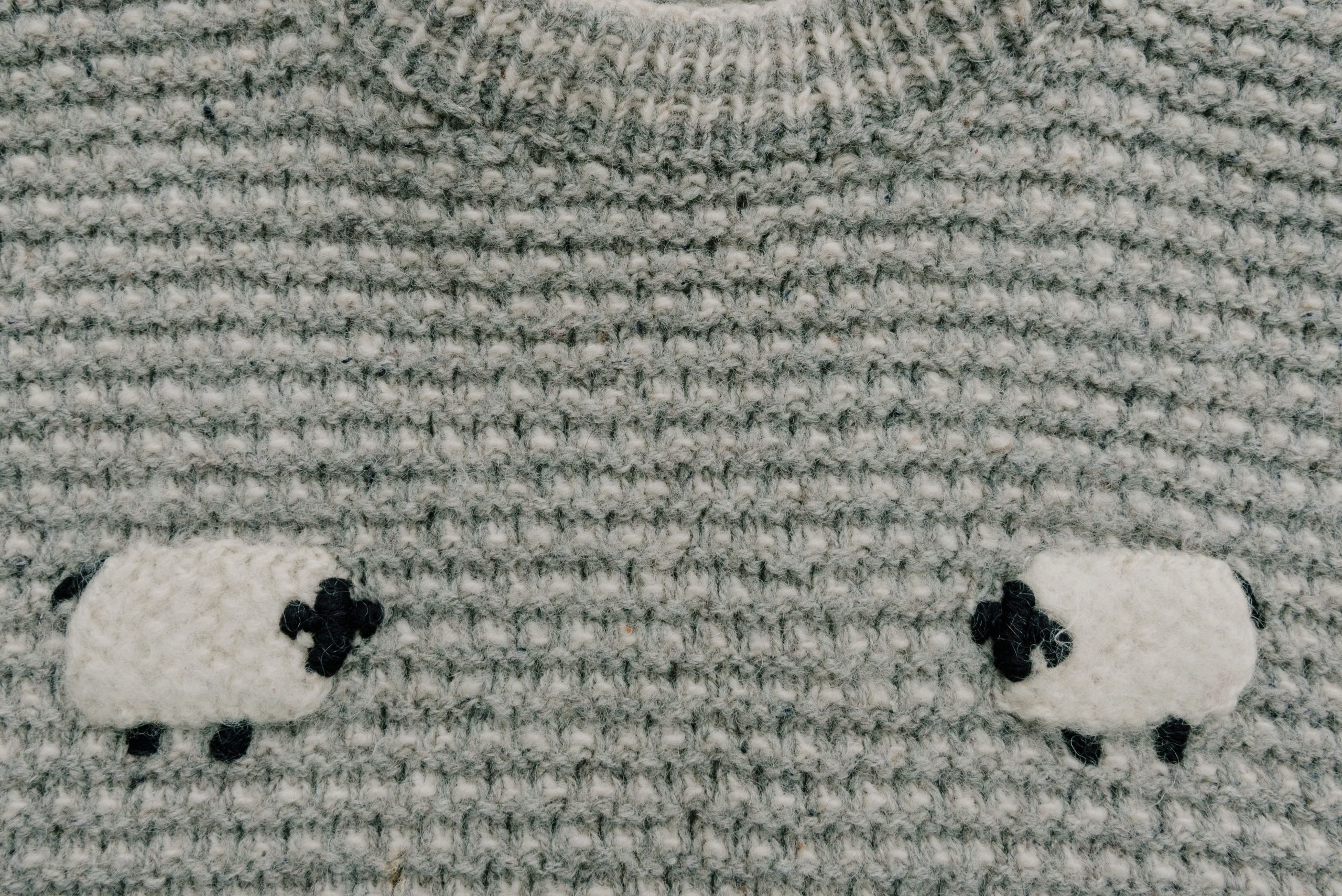 Pull tricoté texturé avec motifs de moutons