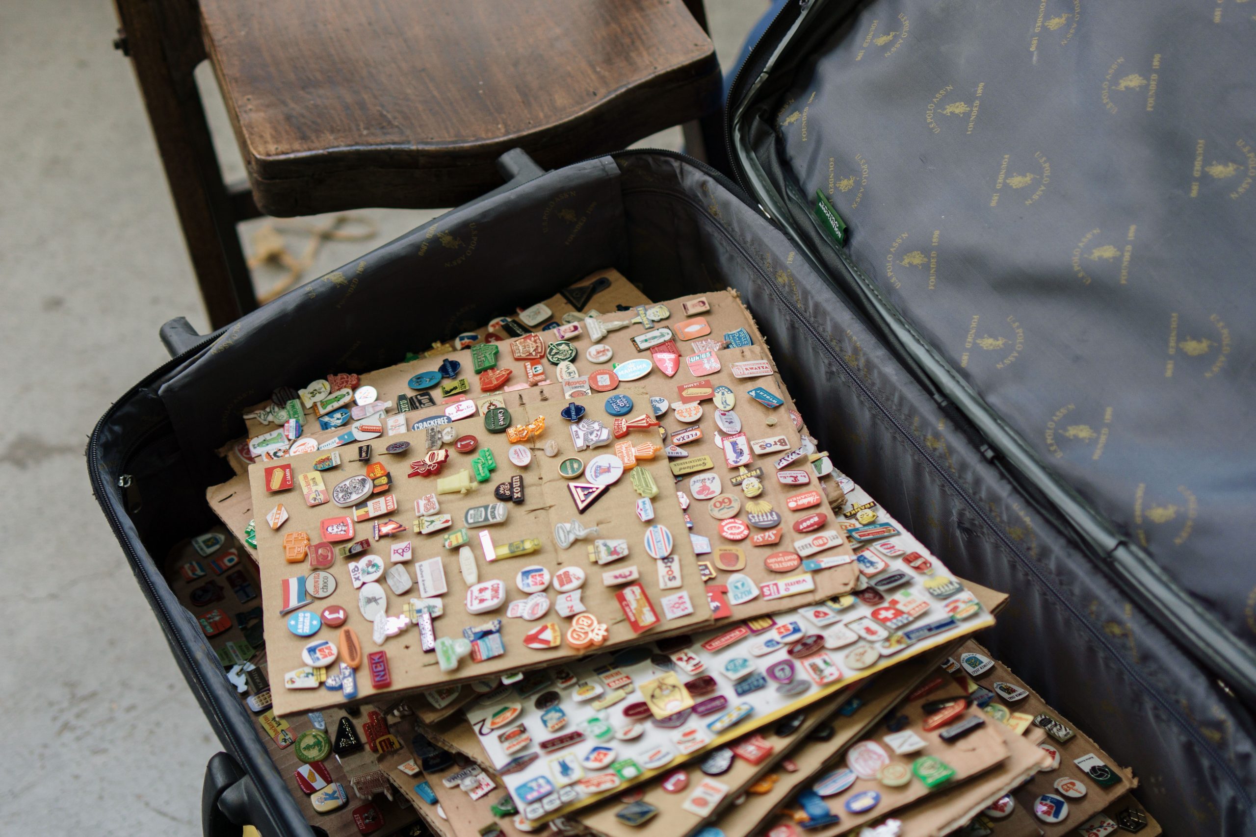 Valise remplie de pins vintage pour collectionneurs.