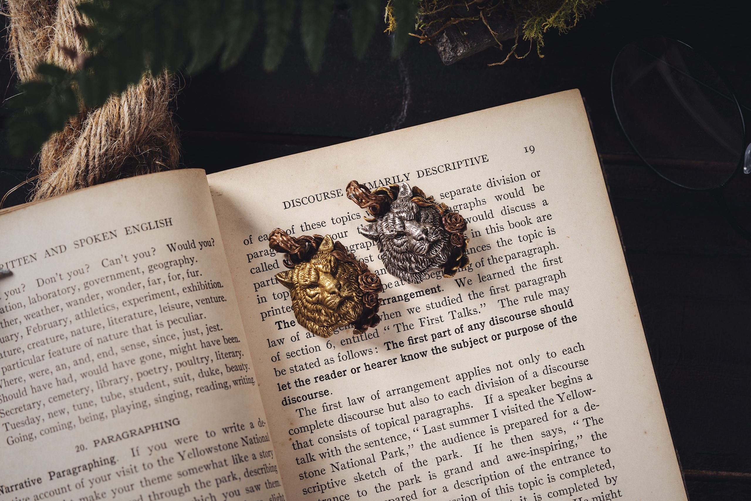 Pages de livre vintage ornees de broches renard dore