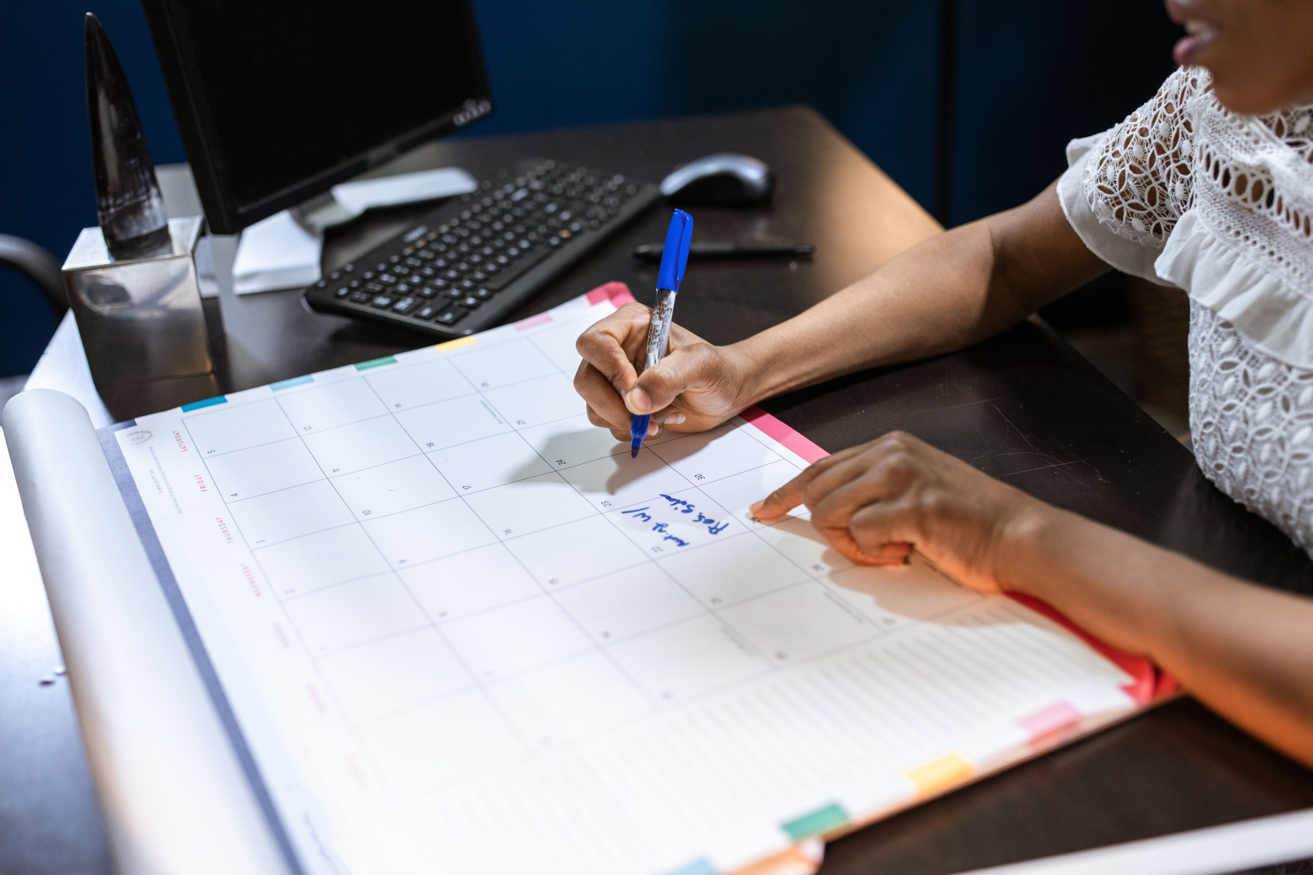 Personne notant un rendez-vous dans un calendrier