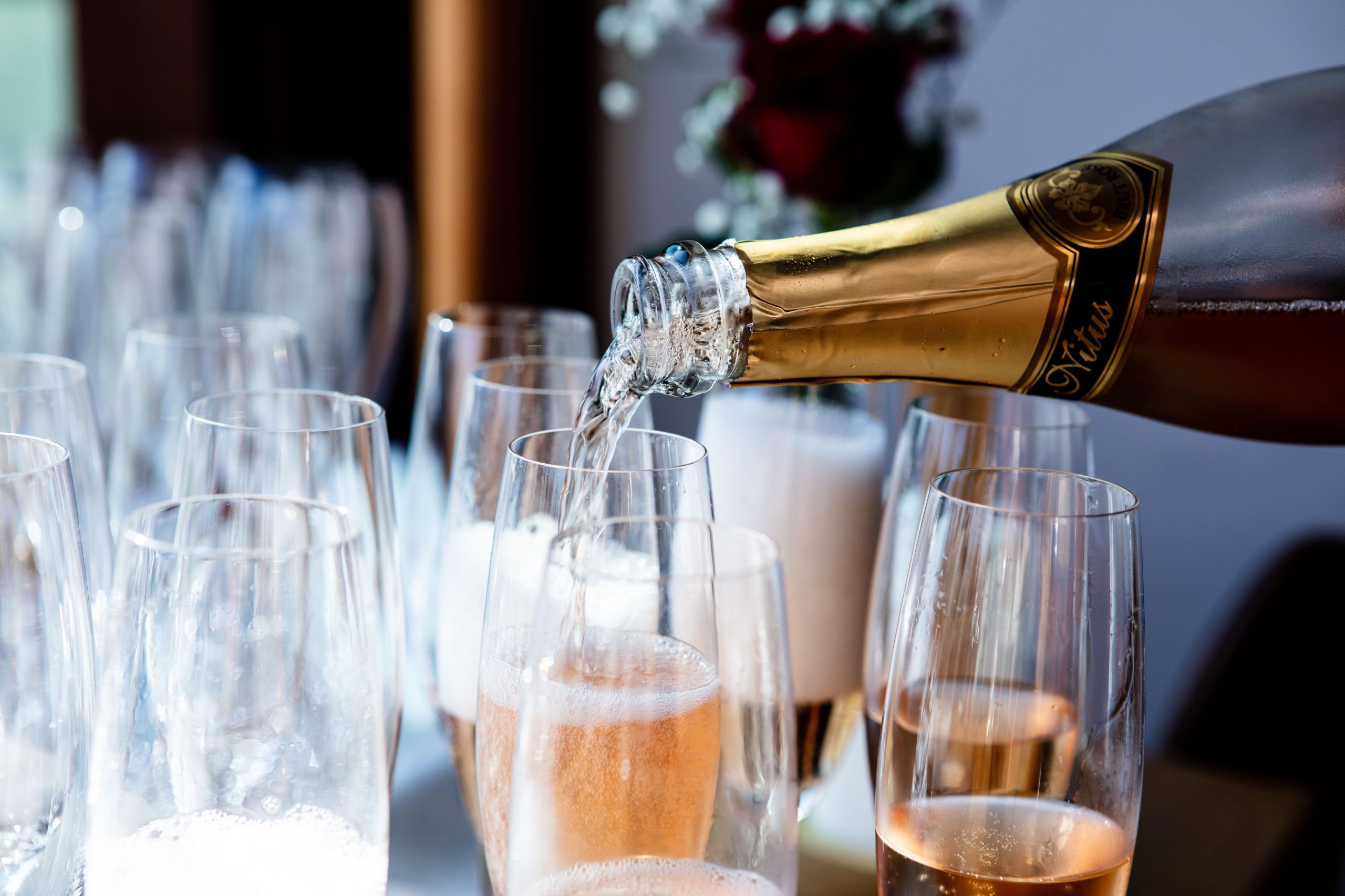 Champagne versé dans des flûtes pendant une célébration