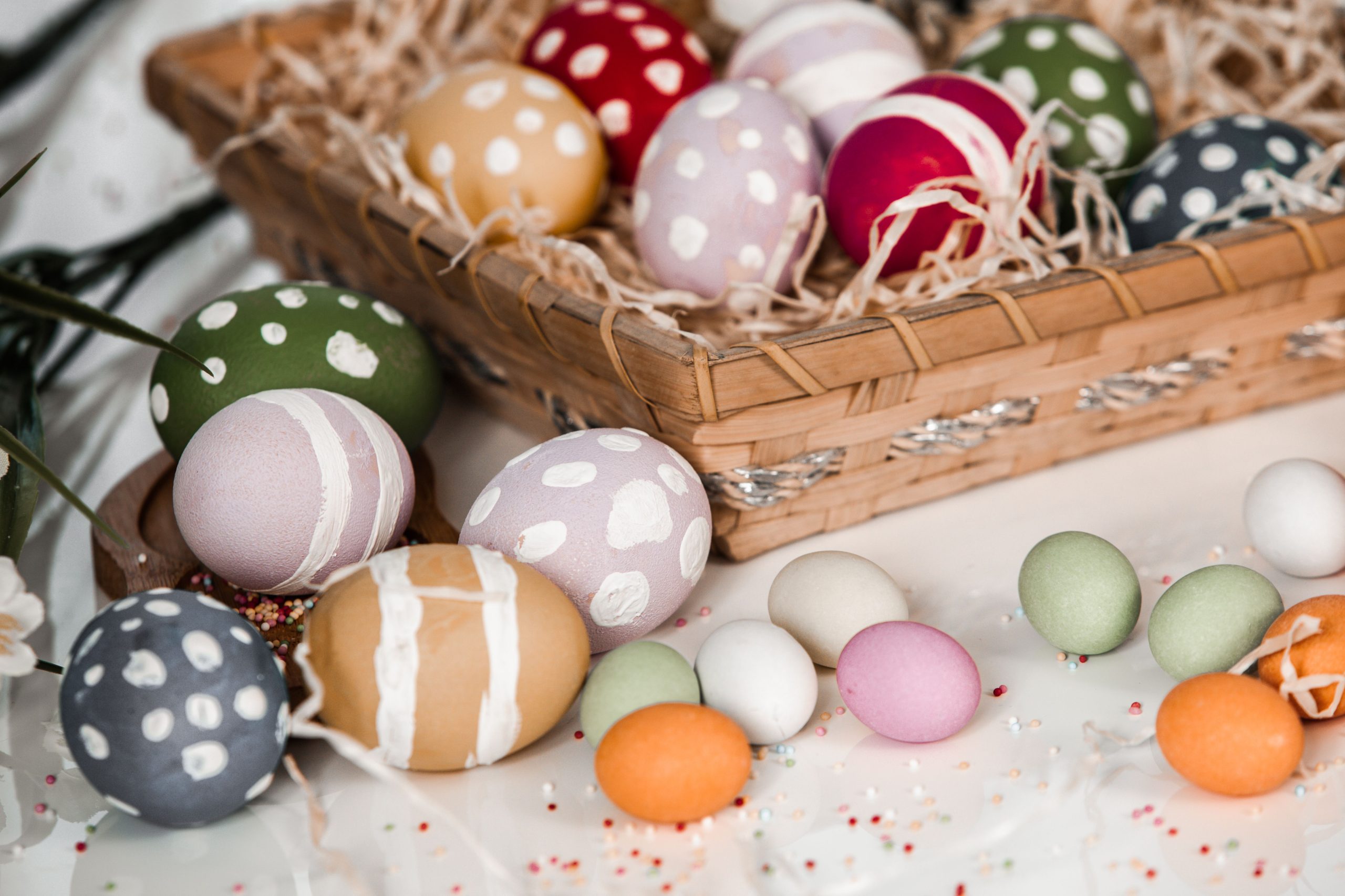 Œufs de Pâques décoratifs disposés dans un panier