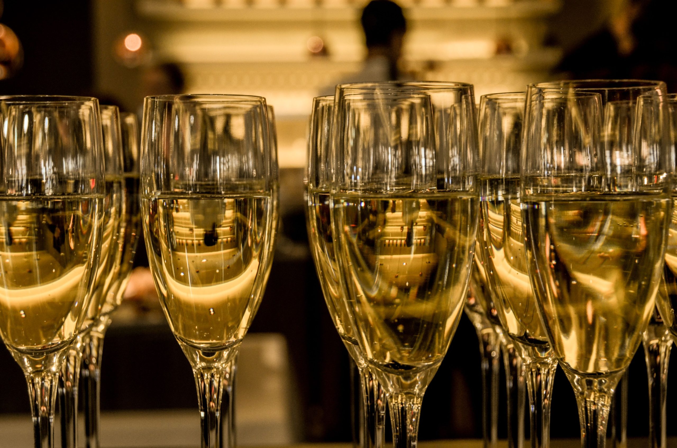 Rangée de coupes de champagne remplies pour une fête