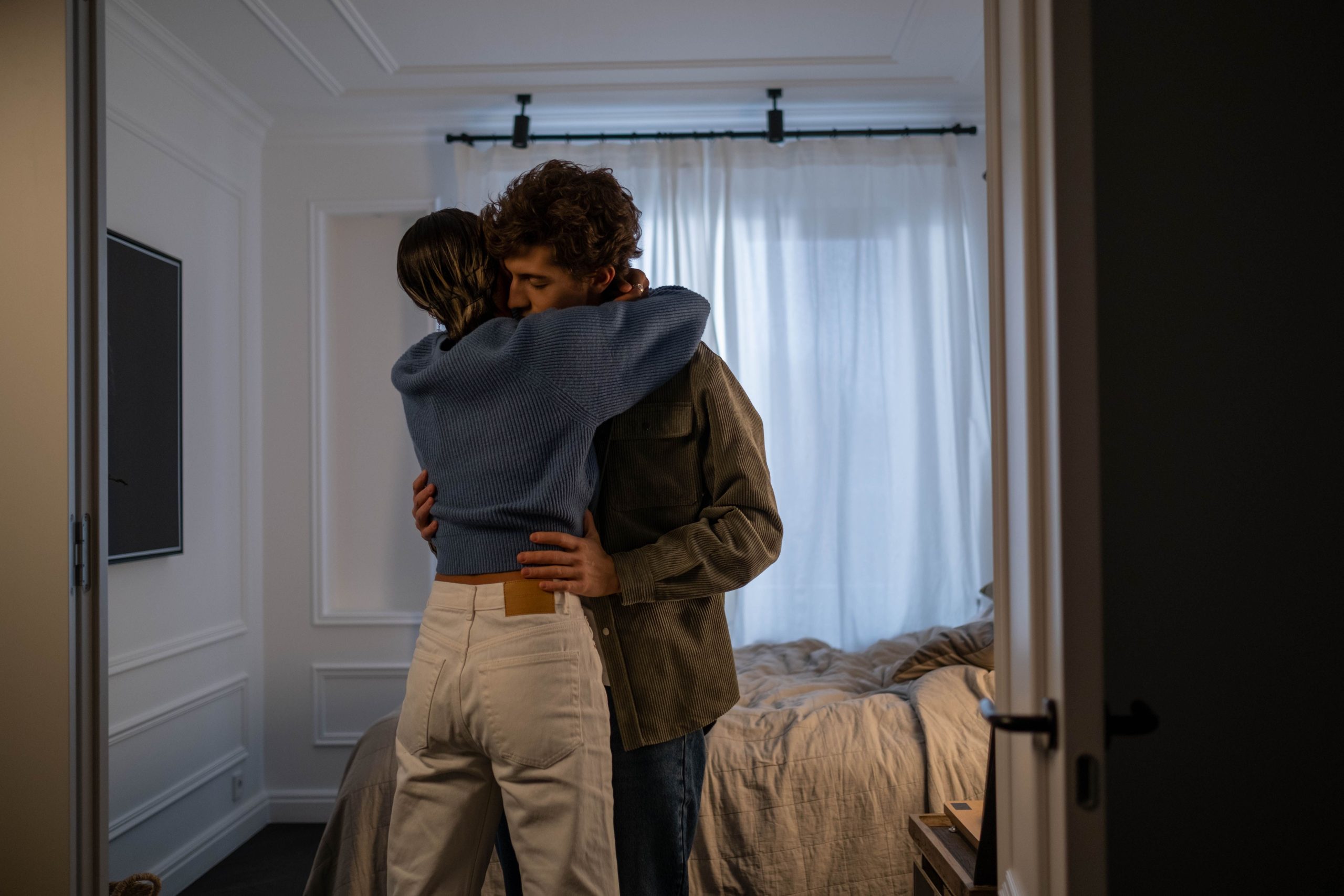 Couple amoureux dans une chambre ensoleillée