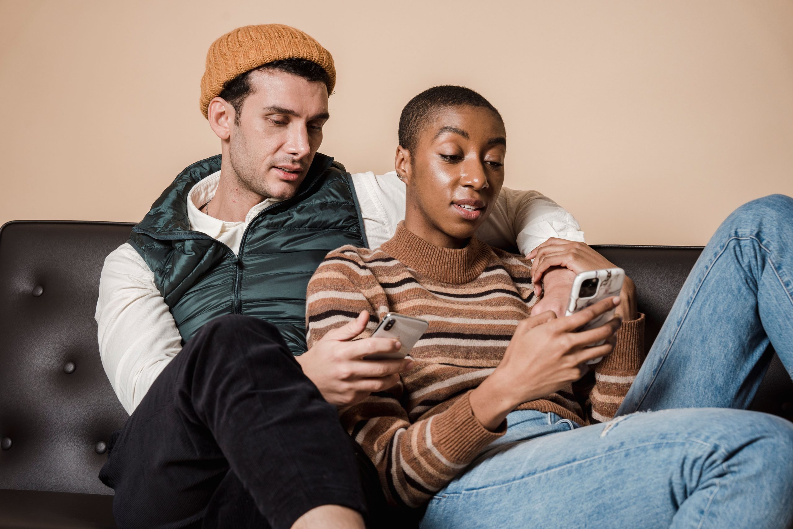 Couple multiracial navigue internet enlacé canapé