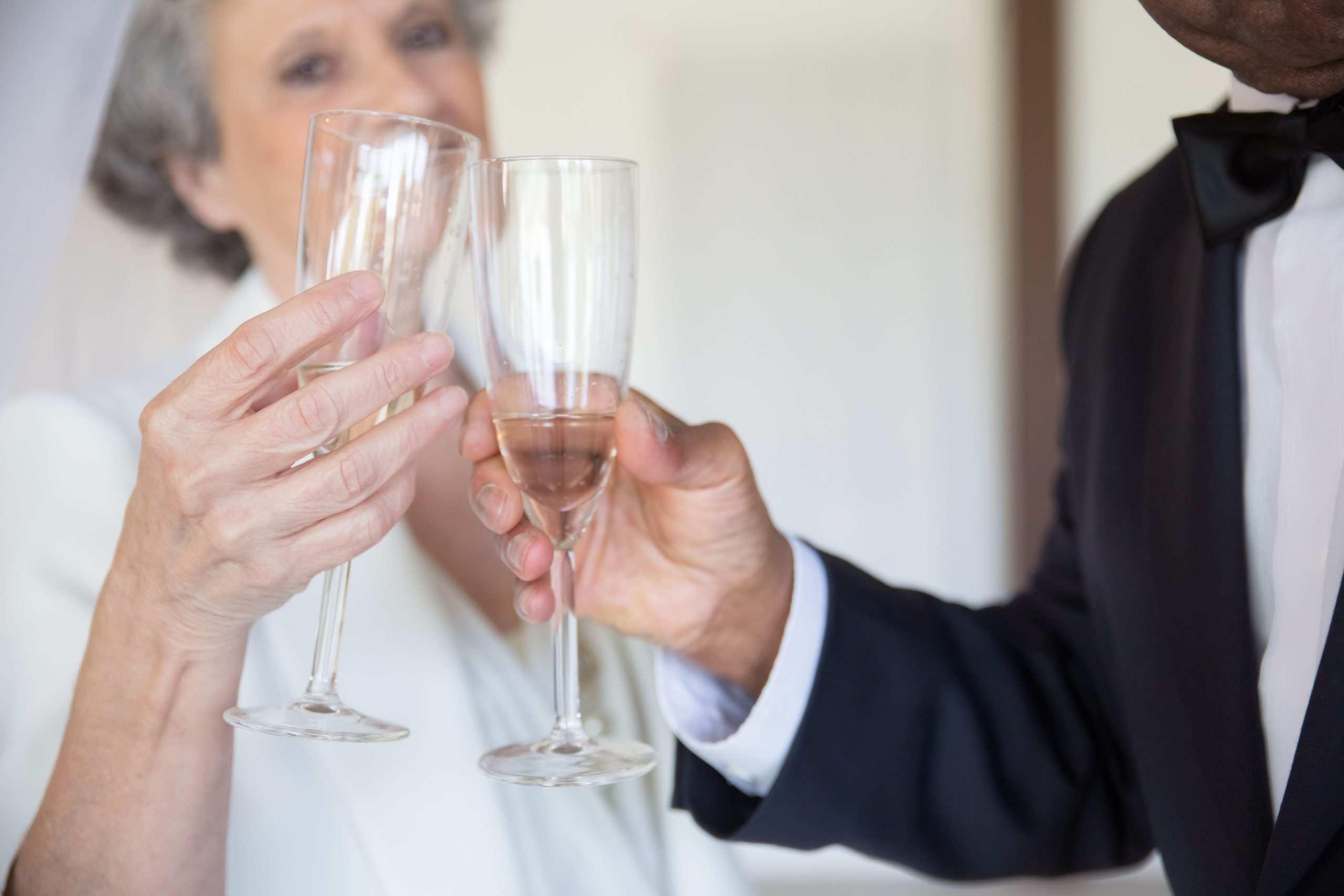 Couple senior levant des verres de champagne ensemble