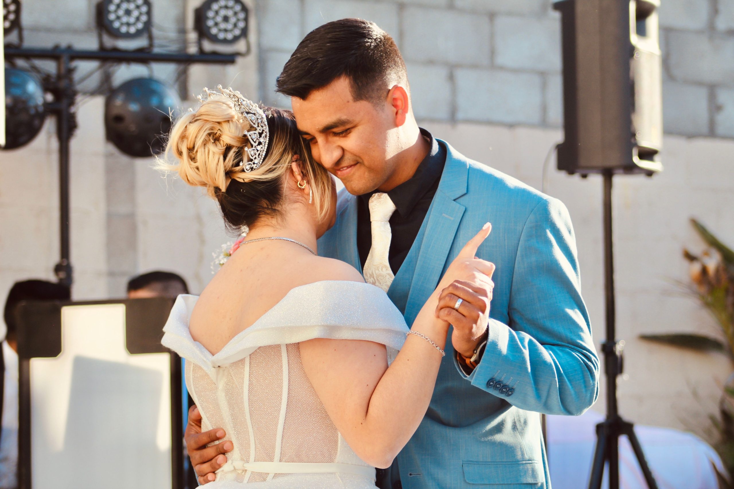 Couple danse tendrement en plein air mariage