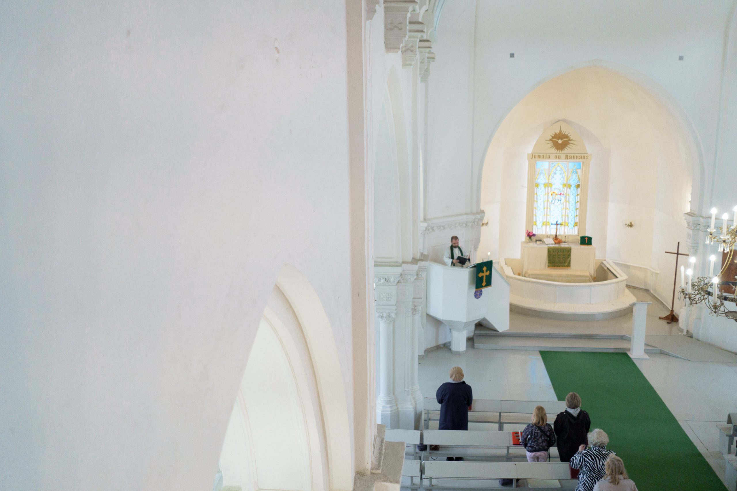 Cérémonie religieuse dans une église avec fidèles recueillis