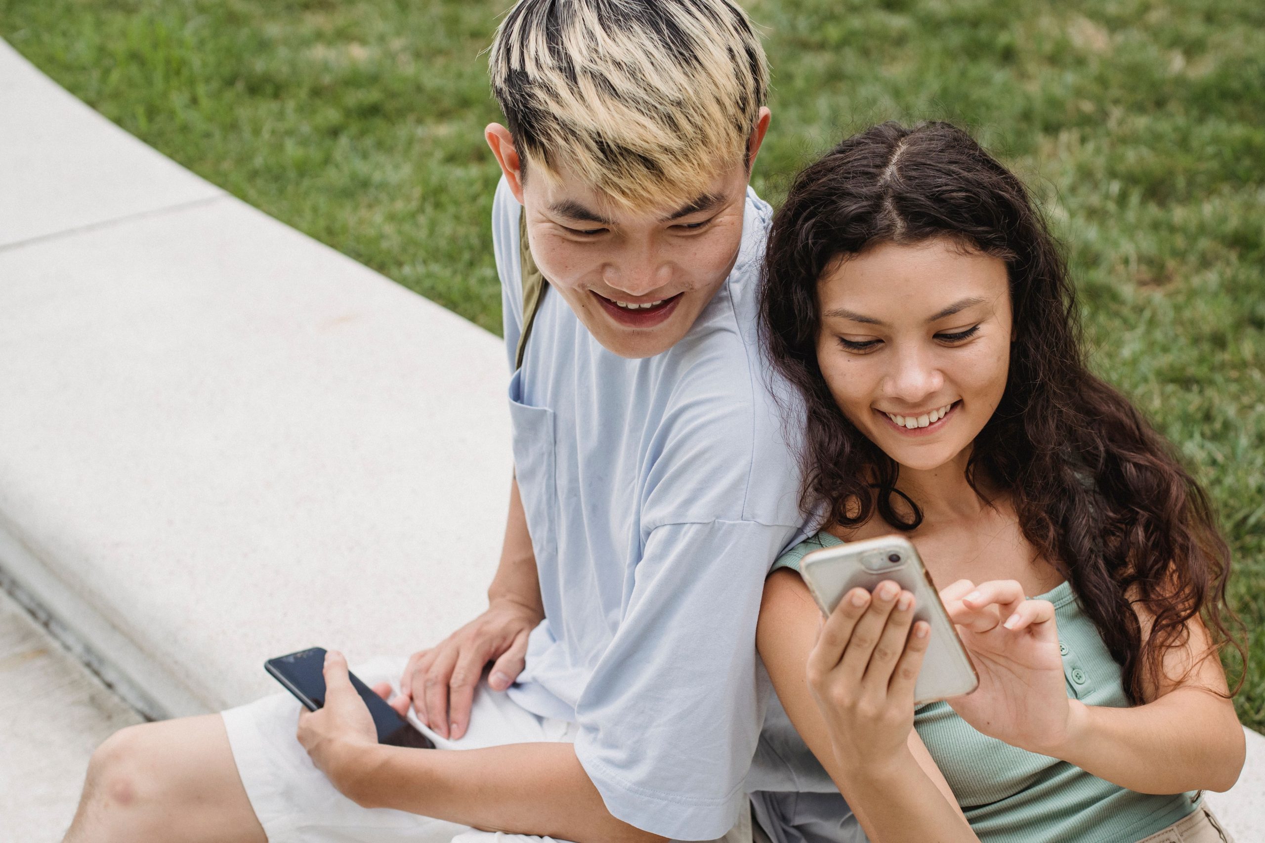 Jeune femme partage téléphone avec son petit ami