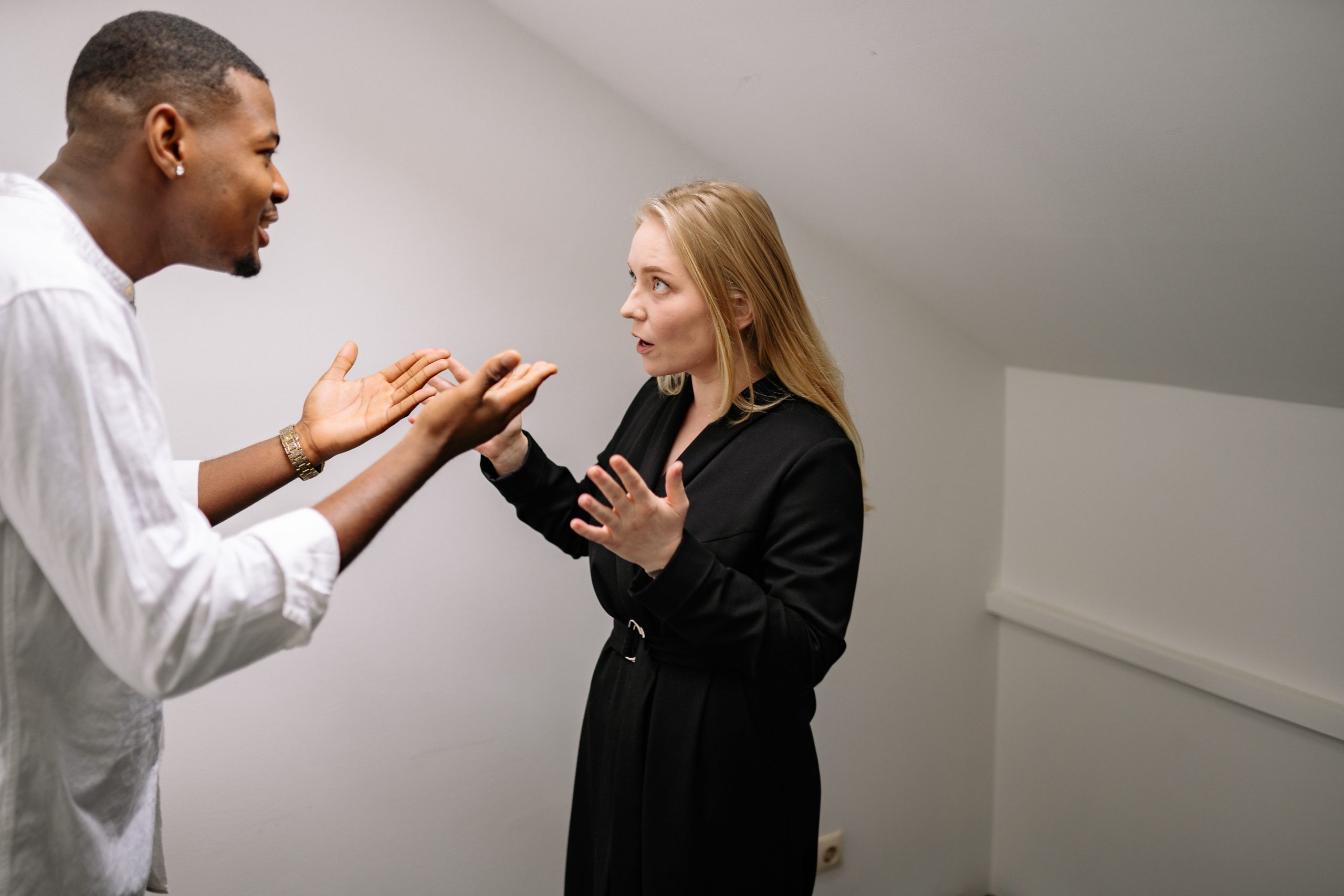 Homme et femme discussion intense espace minimaliste