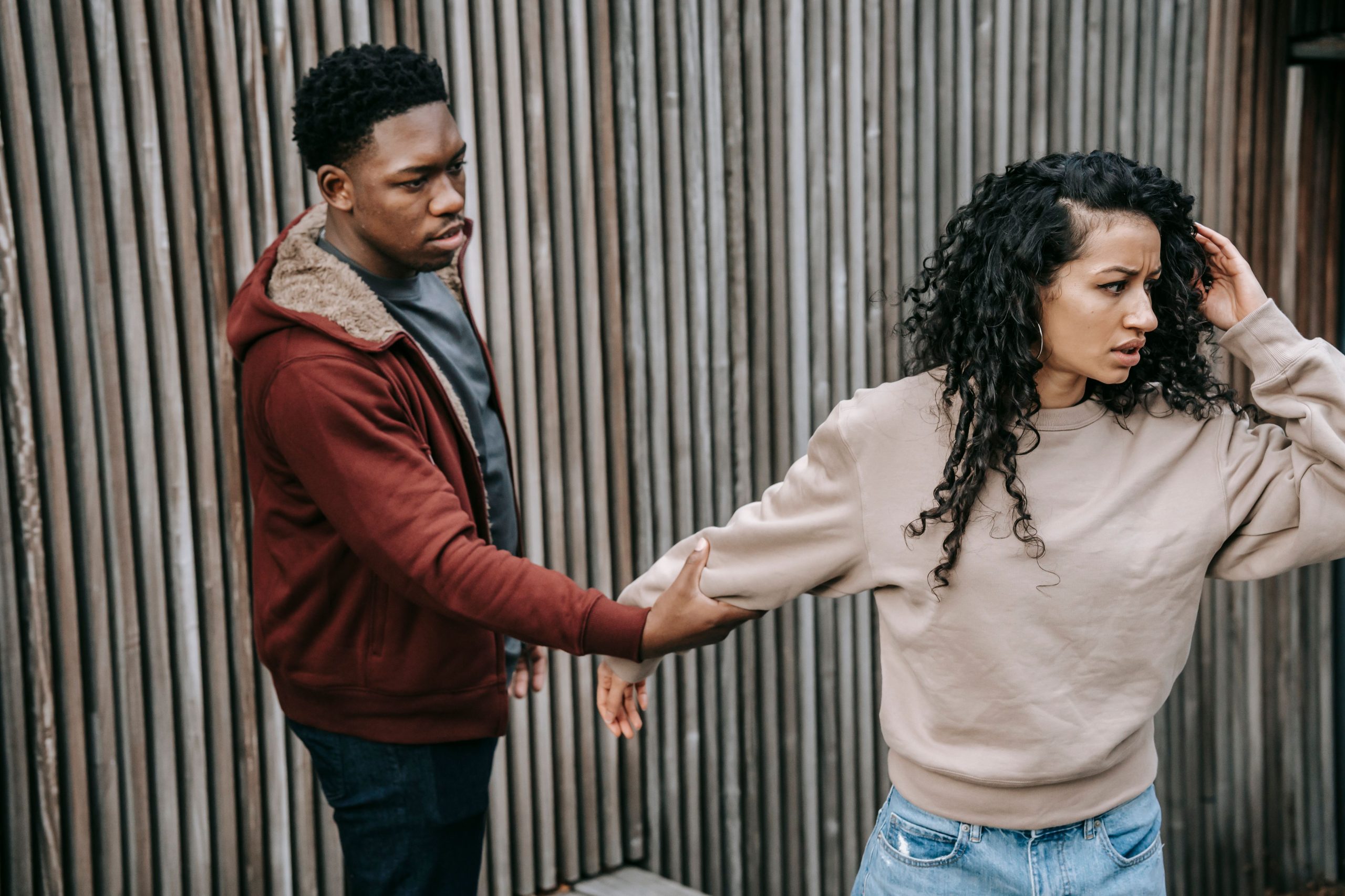 Homme déçu essayant de retenir sa compagne