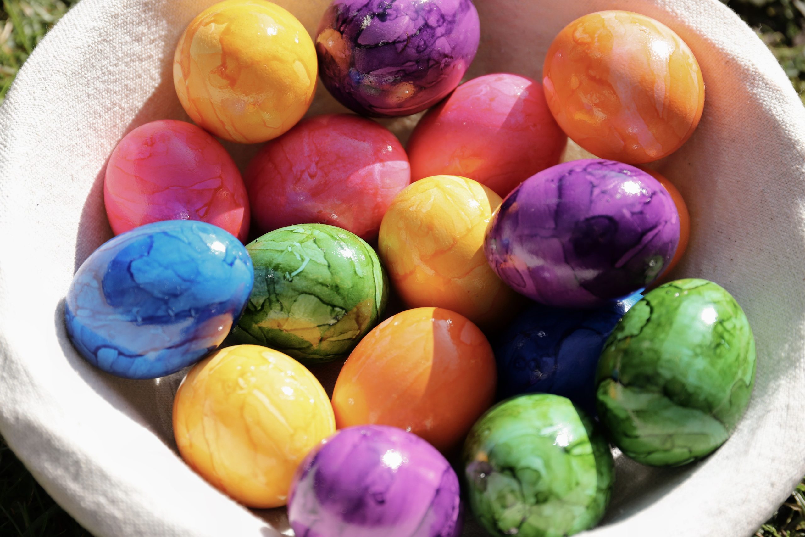 Collection d'œufs de Pâques colorés dans un panier