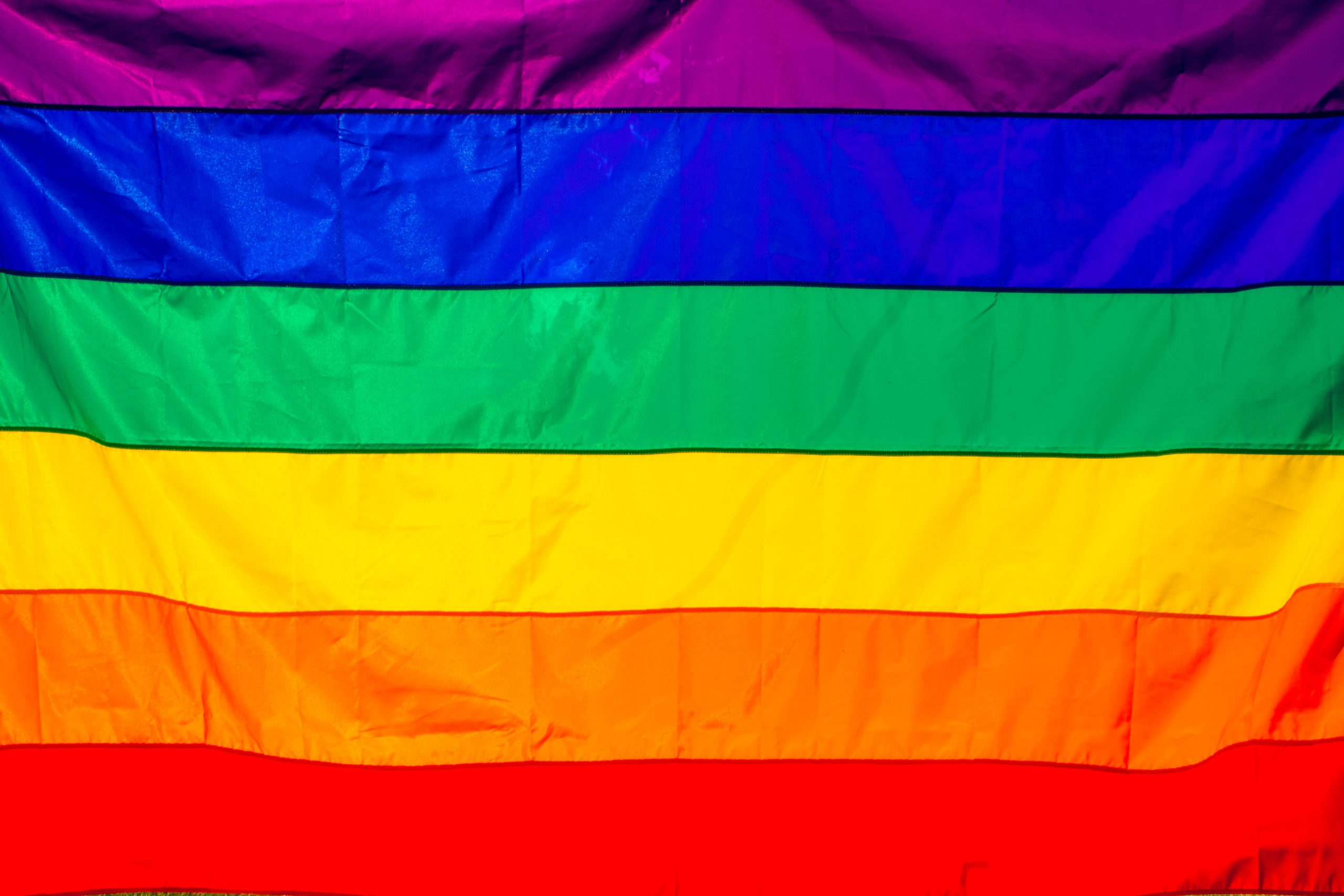 Drapeau arc en ciel aux couleurs éclatantes