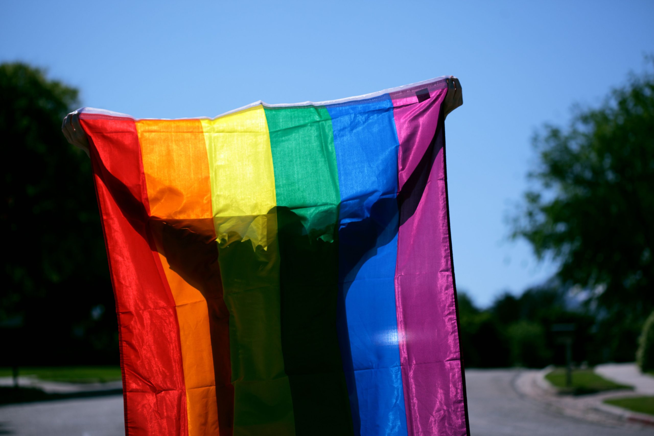 Drapeau de fierté aux couleurs vives en extérieur