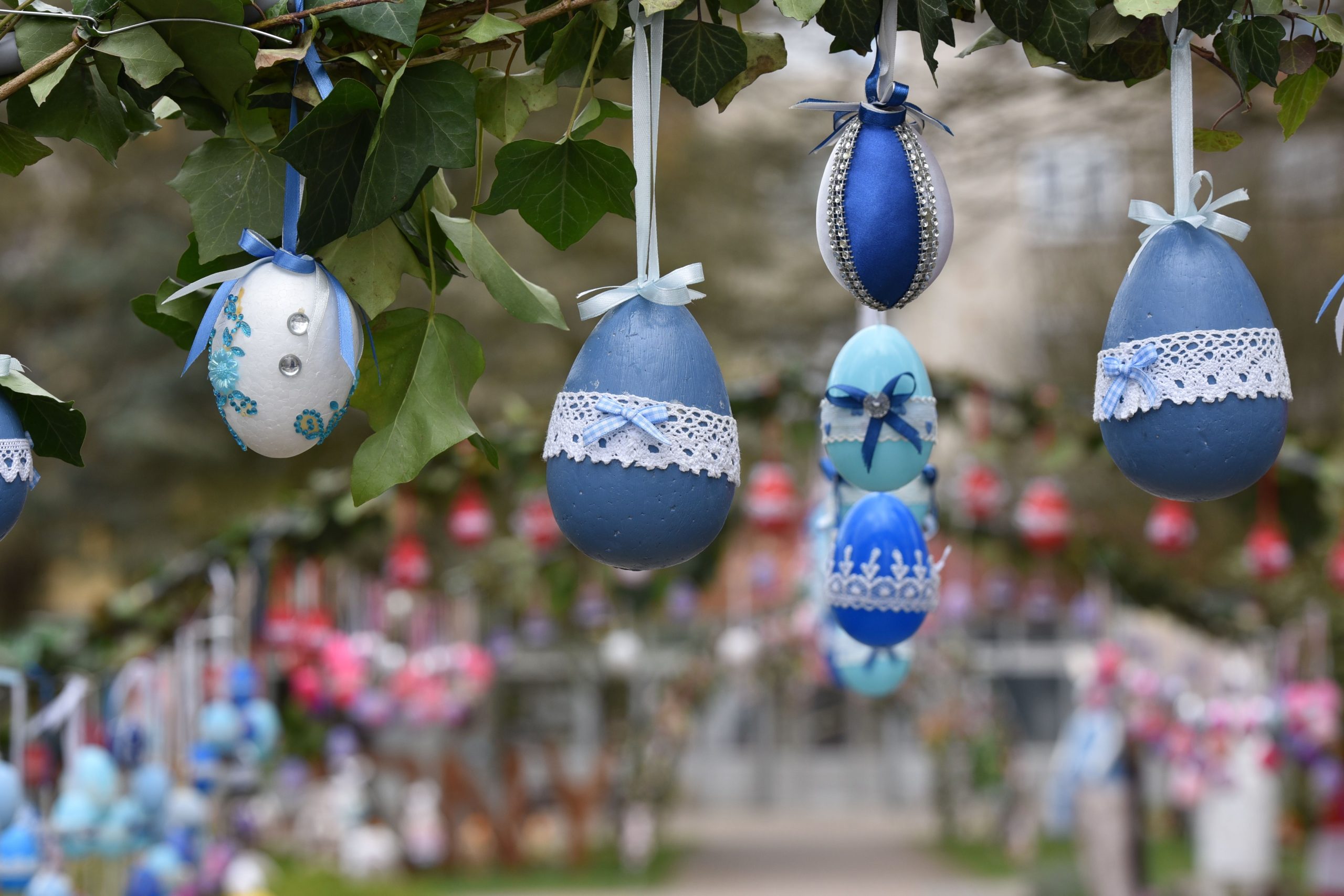 Œufs de Pâques décorés suspendus à une branche