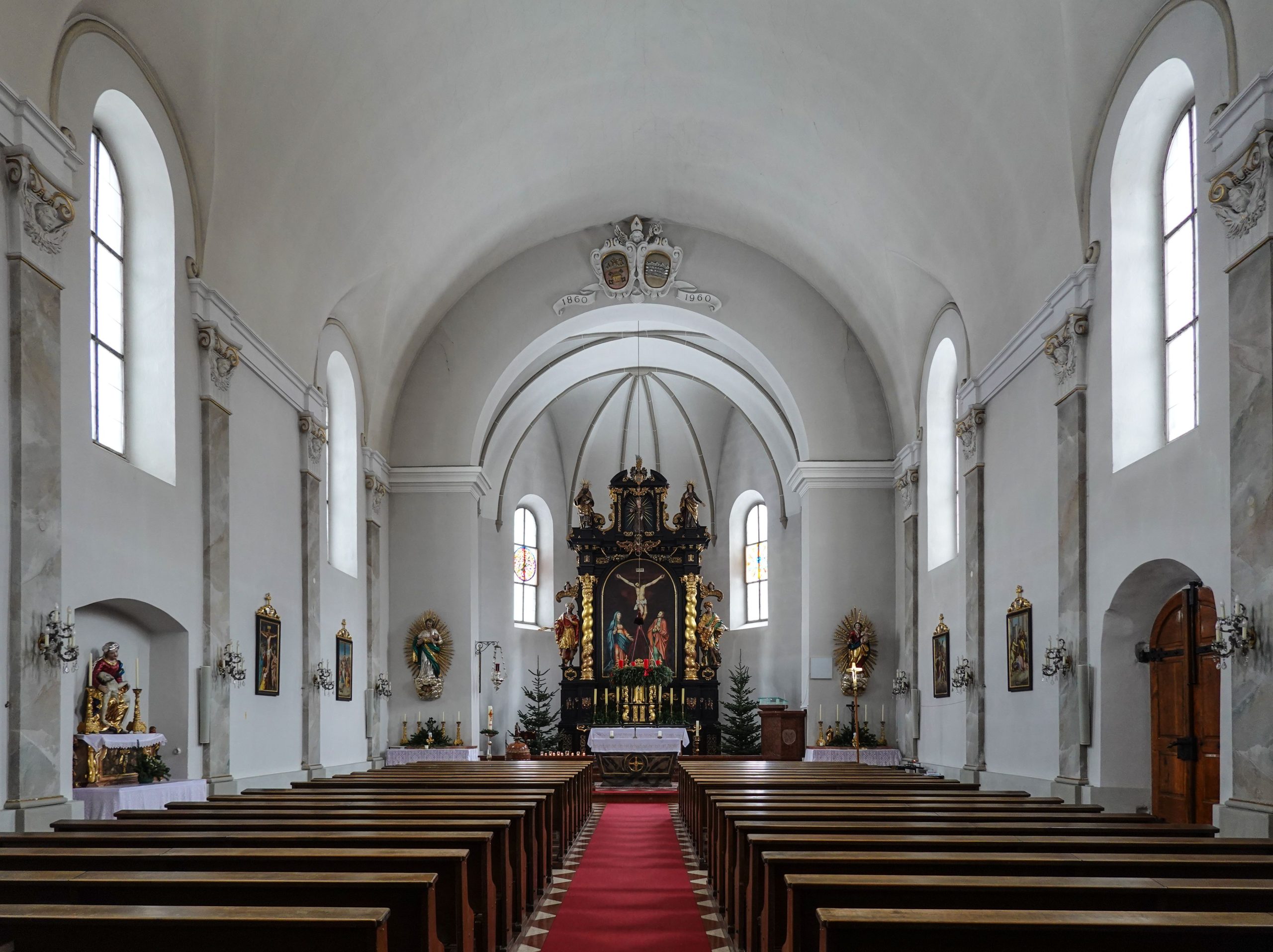 Intérieur d'église vide avec autel et lumière des fenêtres