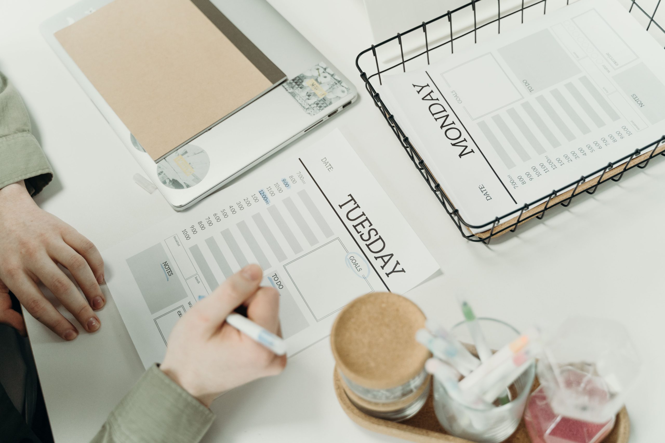 Professionnel organisant sa semaine avec un planning détaillé
