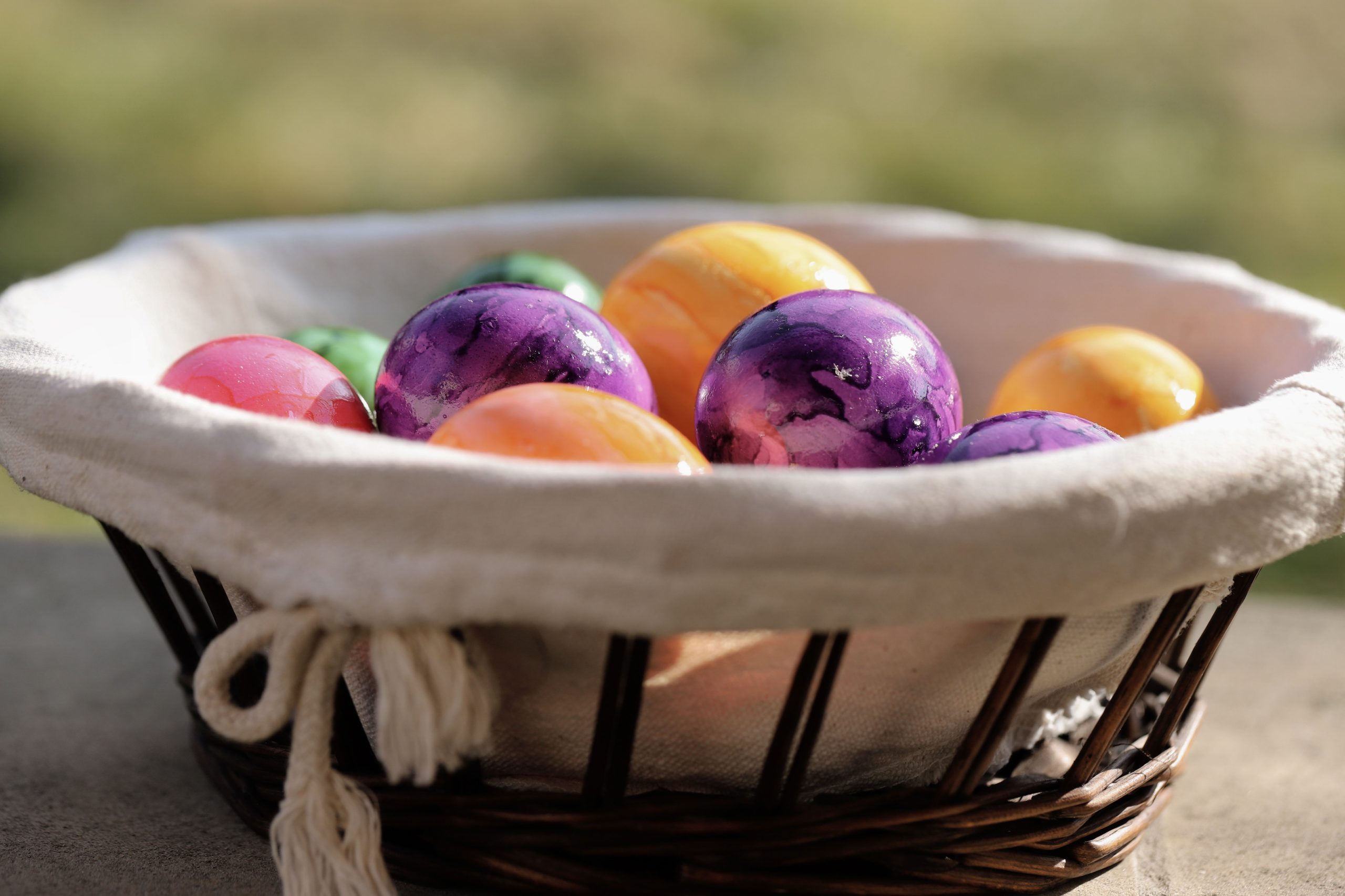 Panier débordant d'œufs de Pâques multicolores