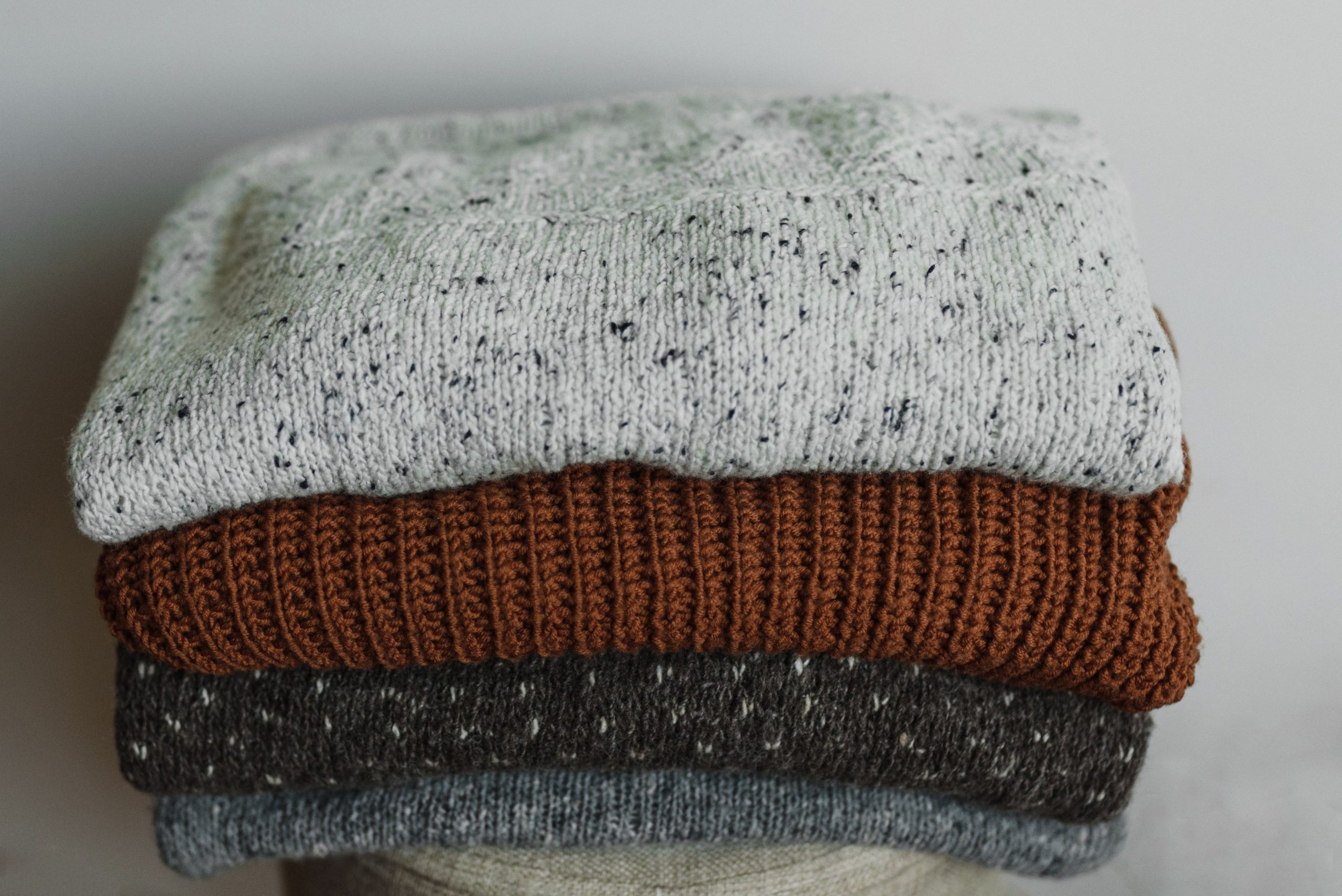Pull en maille neutre plié, idéal automne hiver.