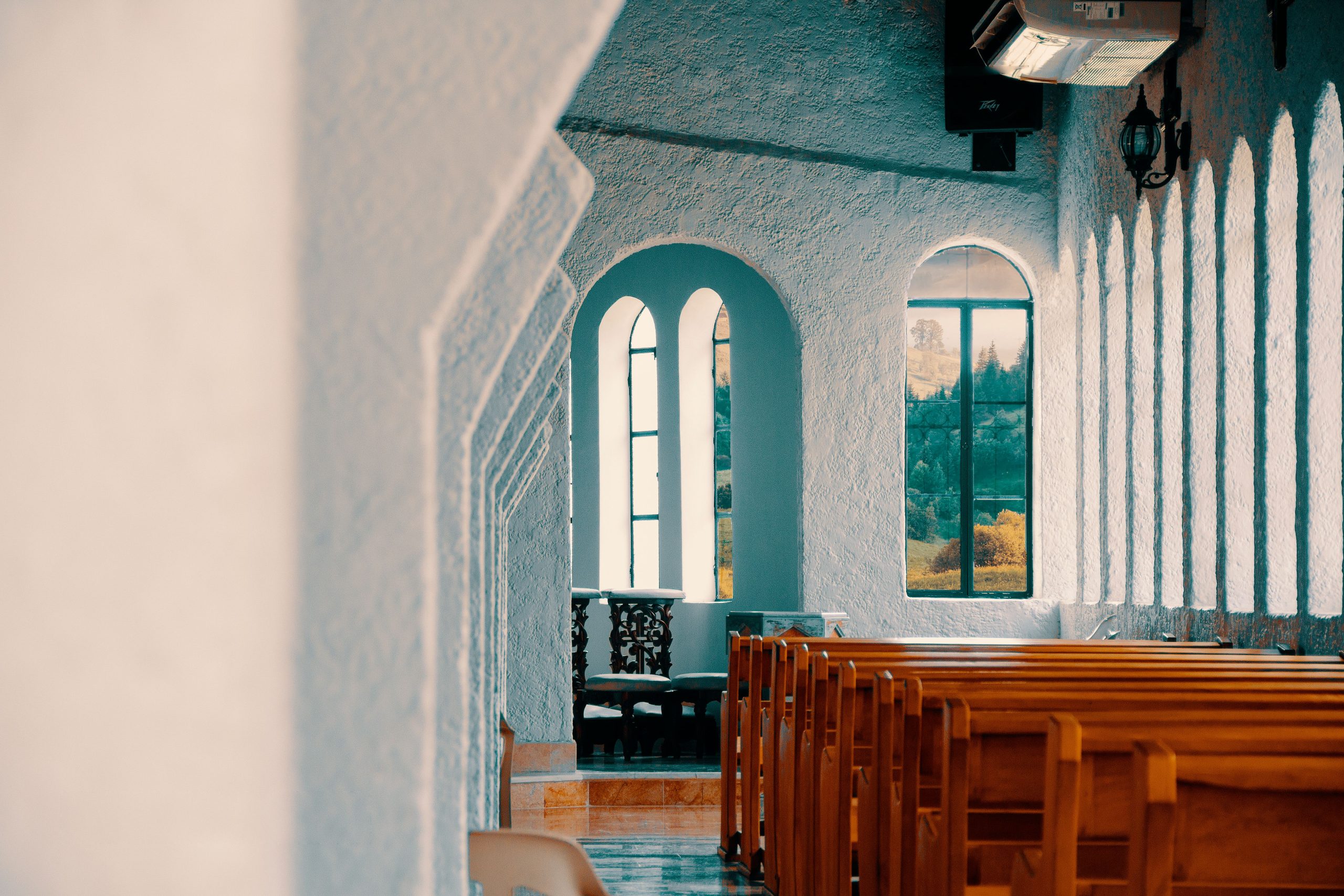 Église paisible avec bancs en bois et lumière naturelle