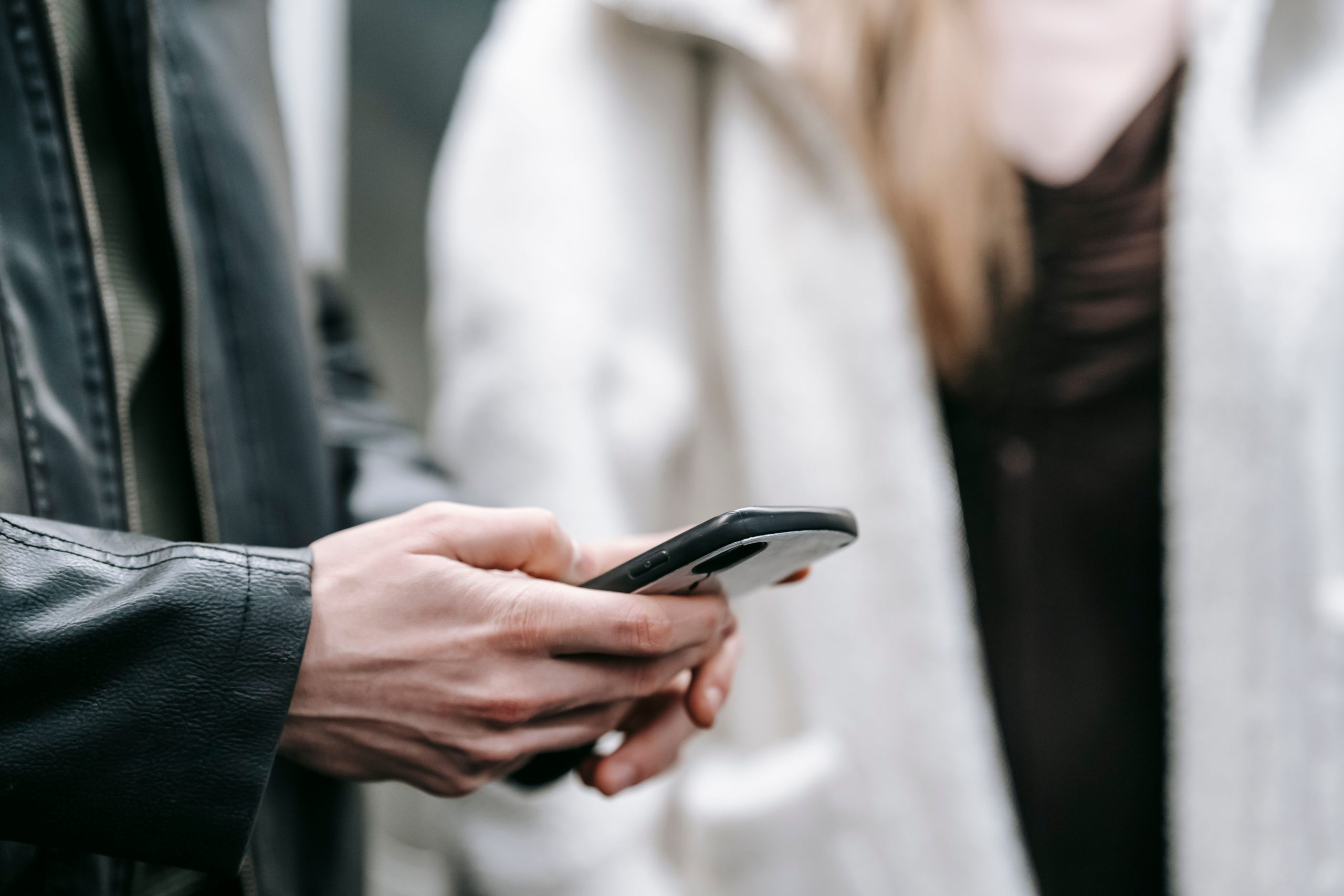 Couple échange messages texte sur mobile