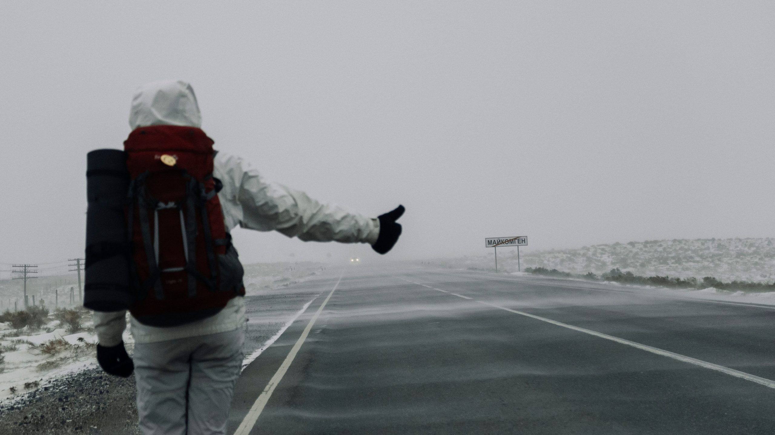 Voyageur solitaire en tempete de neige hitchhikant